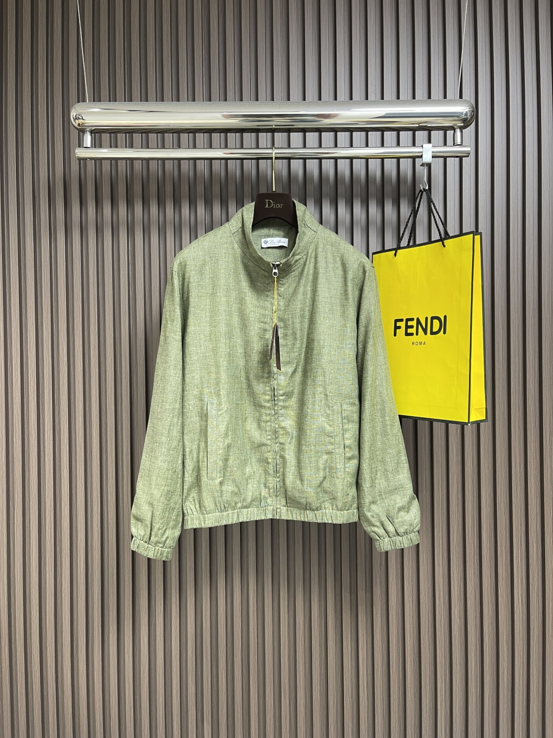 NO:498182,LP Loropiana old-fashioned new linen fabric stand-up collar jacket, the whole body design perfectly integrates Italian aesthetics, the color matching is versatile, and it is in line with everyday wear. It has a very high space for mixing and matching. It can control any occasion, business commuting, street leisure, etc., and the upper body effect is capable and stylish, and the wardrobe is excellent for business leisure and high attendance!  Customized high-woven vertical stripes and high-density copper-ammonia fiber lining, which is close and smooth and thin, perfectly modify the body. Whether it is daily going out or business leisure, it can be easily controlled, demonstrating the elegant temperament of men. Size 50-52-54,,loro piana,loro piana,jackets & coats,alexander wang19860909LP Loropiana 老钱风新款亚麻面料立领外套,通体的设计完美融合意式美学,配色万能百搭,符合日常各种穿搭,混搭兼容空间极高,驾驭任何场合,商务通勤、出街休闲等,上身效果干练有型,衣橱商务休闲绝佳的高出勤率！定制高织竖条纹高密铜氨纤维衬里,贴身爽滑细完美修饰身形,无论是日常出街还是商务休闲,都能轻松驾驭,彰显男士优雅气质.尺码50-52-54,,loro piana,loro piana,jackets & coats,alexander wang,Men's clothing