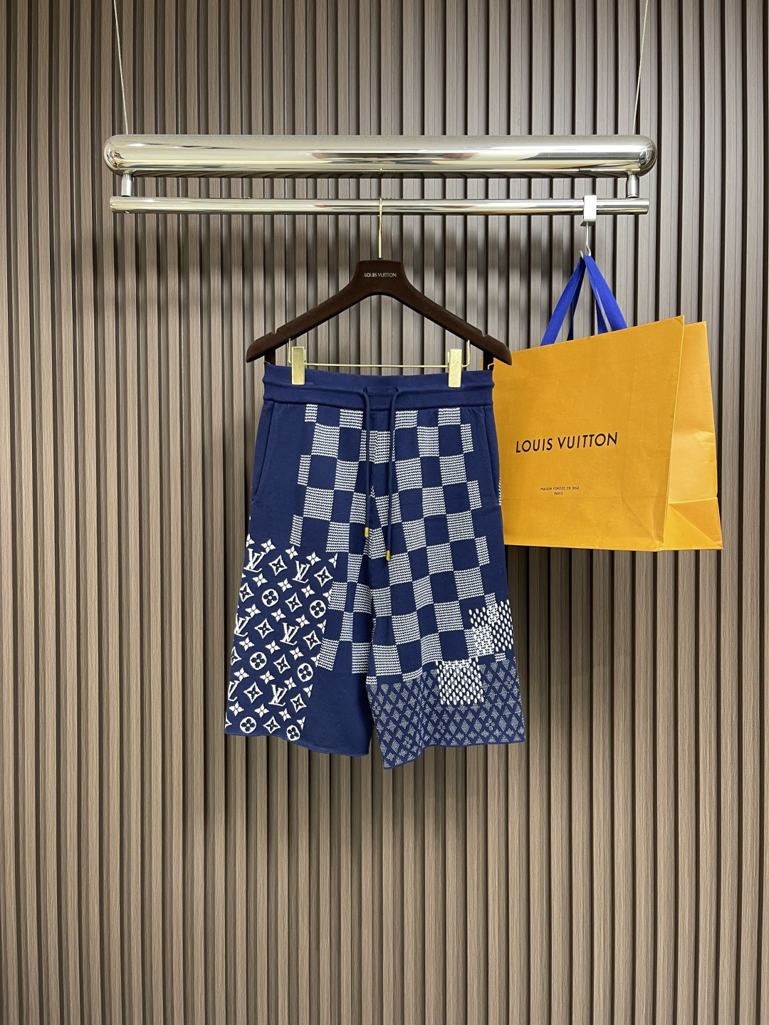 NO:490271,LV letter jacquard knitted shorts, with its unique design concept and exquisite craftsmanship, perfectly combine fashion and comfort, and become a trendy item for unisex. Short-sleeved uses high-quality knitted fabric, which is soft and skin-friendly, and has good breathability. It can keep the skin dry and comfortable even in the hot summer. The unique letter jacquard elements are arranged in a staggered manner, which not only adds visual layering, but also highlights the wearer's personality and taste. The simple but fashionable style design not only conforms to the masculinity of men, but also shows the soft lines of women. Whether it is casual travel or daily outfits, it can be easily controlled, showing a unique fashion charm. In addition, the short-sleeved short design cleverly lengthens the body proportions, making people look taller and more stylish. The overall line is straight and delicate, the fabric is comfortable and soft, and the color is consistent and without color difference.  It can be matched with the same style to create a fashionable look, control various occasions, customize auxiliary materials, complete three standards, the same style for men and women!  Size S-XL, louis vuitton, shorts, T-shirt, alexander wang19860909LV 字母提花针织短裤,以其独特的设计理念和精湛的工艺,完美融合了时尚与舒适,成为男女皆宜的潮流单品.短袖采用优质针织面料,柔软亲肤,透气性好,即便在炎炎夏日也能保持肌肤的干爽与舒适.独特的字母提花元素,错落有致地点缀在衣身,不仅增添了视觉层次感,更彰显了穿着者的个性与品味.简约而不失时尚的版型设计,既符合男性的阳刚之气,又能展现女性的柔美线条,无论是休闲出游还是日常穿搭,都能轻松驾驭,展现出别具一格的时尚魅力.此外,短袖的短款设计,巧妙拉长身形比例,让人看起来更加高挑有型.整体走线平直细腻,面料舒适柔软,颜色一致无色差 能与同款搭配营造时尚造型,驾驭各种场合,定制辅料,三标齐全,男女同款！尺码S-XL,,louis vuitton,shorts,T-shirt,alexander wang,Men's clothing