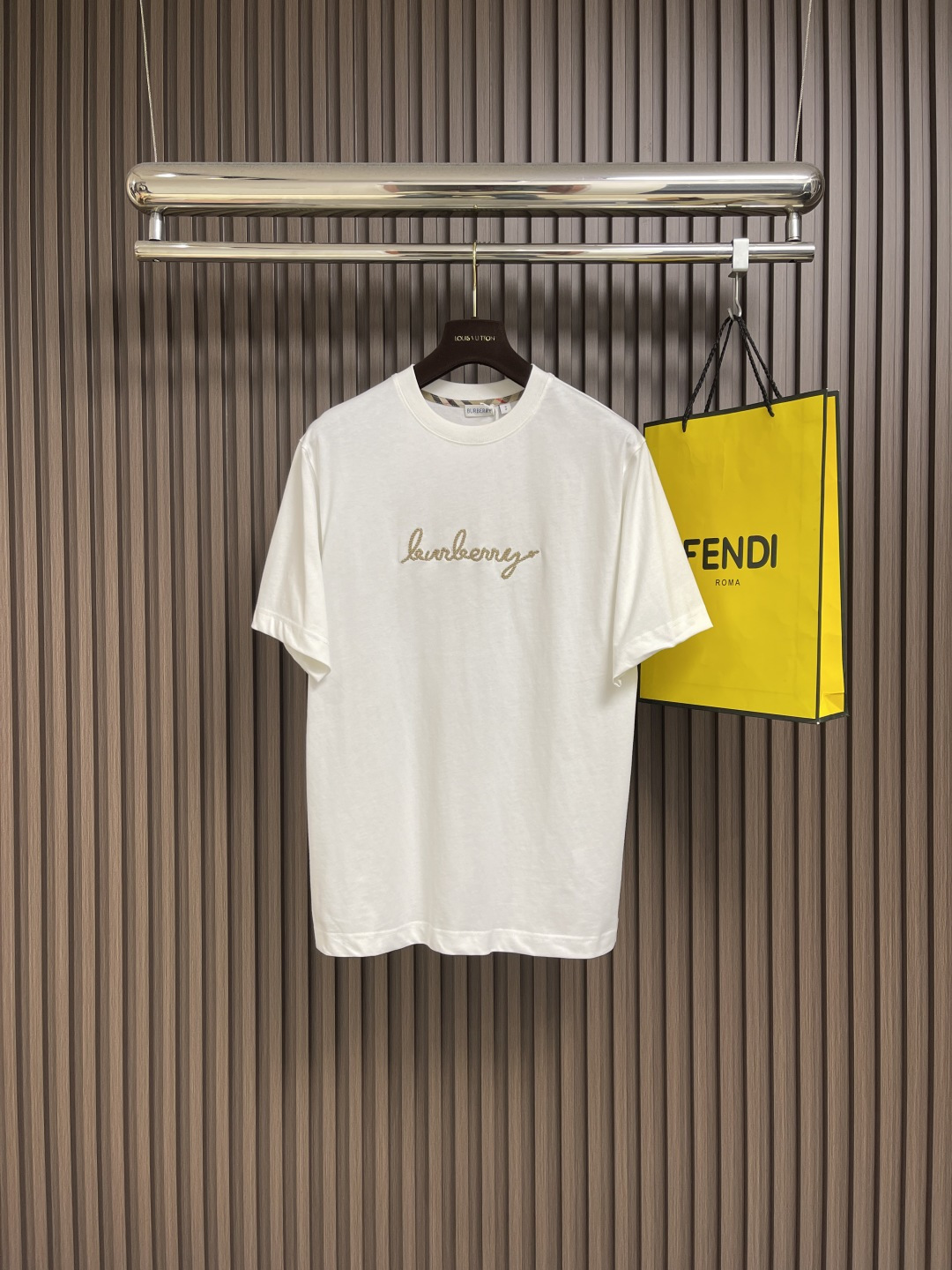 NO:490205,Burberry Chinese Valentine's limited hemp rope war horse embroidered short-sleeved T-shirt, pure cotton fabric material. It uses 15S fine cotton plain pattern, 230g; match  32S double yarn thread, 300g. Fine cotton fabrics usually have good moisture absorption, breathability, wear resistance, and are also soft and smooth. Retro fine cotton fabrics are relatively thick, finely processed and processed, with excellent texture and performance. They feel soft and comfortable to wear, and they fit the skin. The knots wrap around the letter pattern, presented with exquisite lines and delicate embroidery technology, and the main body adopts precision needle embroidery technology; the embroidery is very fine and dense, with clear patterns and strong three-dimensional sense. The linen embroidery thread combined with encryption processing, the embroidery body has a subtle matte visual texture; the embroidery effect is three-dimensional and full. The flat embroidery thread is uniquely designed, and the embroidery is very fine and dense; the overall stitching is fine and the texture is consistent, which adds a sense of layering to the simple design. Hemp rope embroidery is matched with plaid patches,  Fabric restored patch embroidery process, using patch instead of stitch embroidery thread, and cutting the fabric into a knight shape. It is used to express the effect of different textures of the pattern, and the finished product is softer embroidery texture. The needle-to-end technique is mainly used to fix the long and curved lines of the embroidery shape, which can show the details and layering of the pattern. The slender and curved threads have strong sense of line and three-dimensionality, and the needle method is vivid and smooth. Double-needle thread sewn into a garment, round neck cut straight, combined slightly shoulder-to-shoulder thread, the upper body is neatly shaped with a special motorcycle open thread, and it is hard to deform after multiple washing. The fabric is made of pure cotton material, high-density twill texture, embryo weaving is fine, and it is not elastic to maintain the unique bone effect. Size XS-L, burberry, T-shirt, tees, t-shirt, alexander  wang19860909Burberry 七夕限定麻绳战马绣花短袖T恤,纯棉质面料材质.采用15S精棉平纹,230g；搭配 32S双纱拉架螺纹,300g.精棉面料通常具有较好的吸湿性、透气性、耐磨性,同时也比较柔软和光滑.复古精棉面料比较厚实的棉质面料,经过精细加工和处理,具有优良的质地和性能.手感柔软舒适,穿着起来非常合皮肤.绳结环绕勾勒字母图案,以精致的线条和细腻的刺绣工艺呈现,主体采用精密挨针绣工艺；刺绣非常精细针法绵密,图案清晰且线条感和立体感强.亚麻材质绣线结合加密处理,绣体具有微妙的哑光视觉质感；刺绣效果立体饱满.平绣的挨针走线独特设计,刺绣非常精细针法绵密；整体针脚细密,精细度质感一致,为简约设计增添了层次感.麻绳刺绣搭配格纹贴布,面料还原贴布绣花工艺,利用贴布代替针迹绣花线,并将面料切割成骑士形状.用来表现图案的不同肌理块面效果,成品较柔软刺绣质感.挨针的技法主要用于固定绣形状细长而弯曲的线条,可以表现出图案的细节和层次感.细长而弯曲的线,挨针的线条感和立体感都很强,针法生动流畅.双针走线缝制成衣,圆领直身裁剪、合体微落肩线,上身精神利落领口、袖口、底摆均以专机车明线,多次穿洗更加不易变形.面料纯棉材质,高密度斜纹肌理,胚布织法细密,无弹力保持特有筋骨效果.尺码XS-L,,burberry,T-shirt,tees，t-shirt,alexander wang,Men's clothing