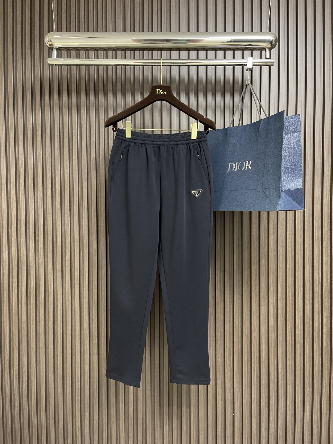 NO:490290,Prada 2025ss summer new casual pants, customized original fabric hardware. Classic triangle logo, fashionable and slim pants, slim and stylish, and super comfortable on the upper body!  Thin and soft, versatile and not picky!  Size L-4XL, prada, alexander wang19860909Prada 2025ss夏季新款休闲裤 定制原版面料五金.经典三角标,时髦显瘦于一体的裤子,修身有型,上身超级舒适！轻薄柔软,百搭又不挑人！尺码L-4XL,,prada,alexander wang,Men's clothing