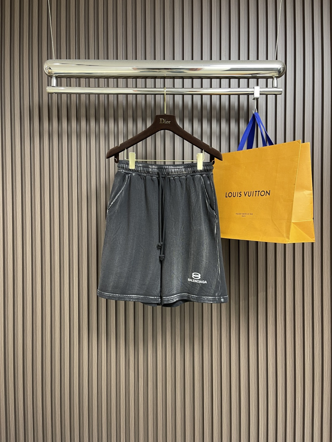 NO:490262,Balenciaga letter logo printed antique shorts, using customized cotton terry fabric, weighing 360g, the fabric is comfortable and skin-friendly, breathable and sweat-absorbing, the front is equipped with brand letter logo, the tape ironing picture is customized with the mouth material, the size is the same as the original, the high temperature is 180 degrees hot press, the washing water fades slightly, presenting a retro effect, and it also increases the feel of the fabric and achieves a fixed pattern effect. It can be matched with multiple types of clothing to create a fashionable look, customized auxiliary materials, complete three standards, the same style for men and women!  Size S-XXL, balenciaga, shorts, alexander wang19860909Balenciaga 字母logo印花做旧短裤,采用定制棉质毛圈面料,克重360g,面料舒适亲肤,透气吸汗,前幅带有品牌字母徽标,胶带烫图采用机口材料定做,尺寸都与原版一致,高温180度烫压,洗水轻微褪色,呈现出复古效果,同时也增加面料手感与做到固定版型效果,能与多类型服饰搭配营造时尚造型,定制辅料,三标齐全,男女同款！ 尺码S-XXL,,balenciaga,shorts,alexander wang,Men's clothing