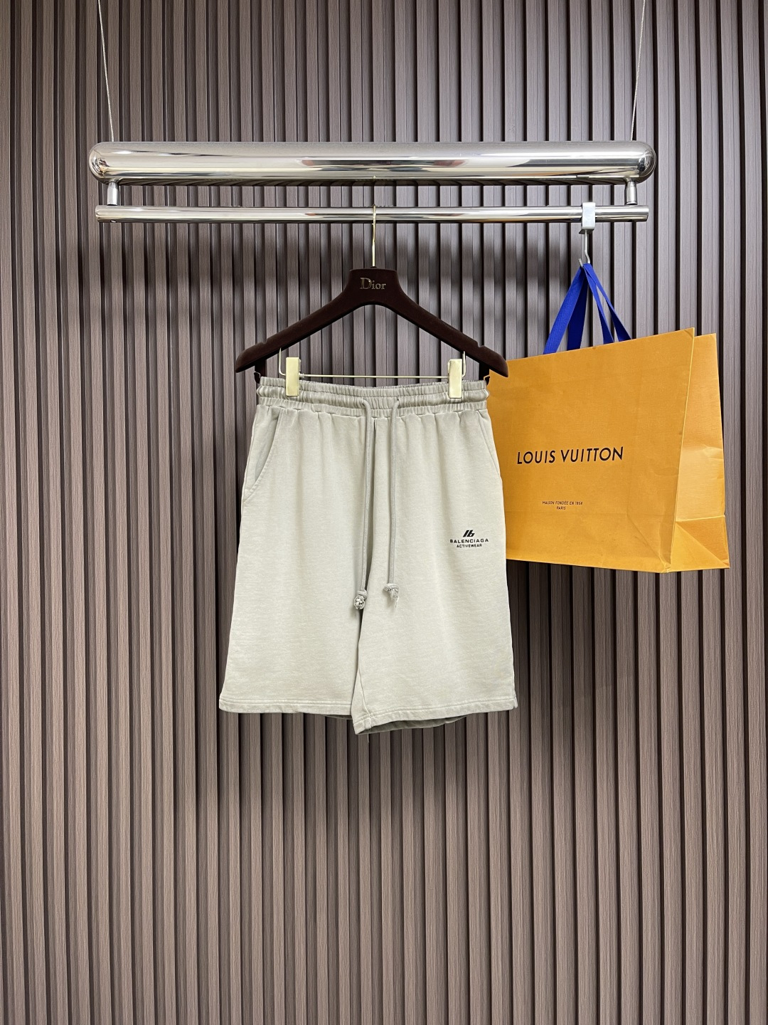 NO:490255,Balenciaga offset logo logo for old shorts, using customized cotton terry fabric, weighing 360g, the fabric is comfortable and skin-friendly, breathable and sweat-absorbing, and uses 3D three-dimensional offset brand letter logo. The wash water fades slightly, presenting a retro effect, and also increases the feel of the fabric and achieves a fixed pattern effect. It can be matched with multiple types of clothing to create a fashionable look. Size S-XXL, balenciaga, shorts, alexander wang19860909Balenciaga 胶印logo标识做旧短裤,采用定制棉质毛圈面料,克重360g,面料舒适亲肤,透气吸汗,采用3d立体胶印品牌字母徽标,洗水轻微褪色,呈现出复古效果,同时也增加面料手感与做到固定版型效果,能与多类型服饰搭配营造时尚造型.尺码S-XXL,,balenciaga,shorts,alexander wang,Men's clothing