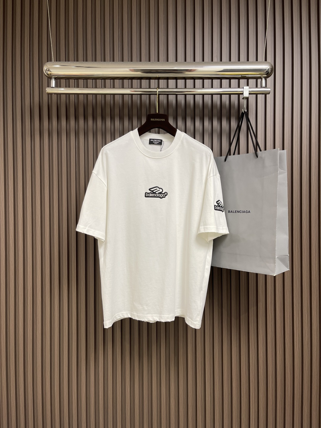 NO:521403,Balenciaga embroidered logo round neck short-sleeved T-shirt, fixed weaving and dyeing 100% pure cotton double-strand fabric, laundry washing water, front high-definition scanning pattern perfectly restored laser positioning machine printing, neckline ribbed fabric fixed weaving and dyeing, overall line straight and delicate, fabric comfortable and soft, consistent color without color difference, customized auxiliary materials. Size M-XXL,,balenciaga, T-shirt,tees, t-shirt,alexander wang19860909Balenciaga 刺绣logo圆领短袖T恤,定织定染百分百纯棉双股面料 成衣洗水 前幅高清扫描图案完美还原激光定位机印 领口罗纹面料定织定染色 整体走线平直细腻 面料舒适柔软 颜色一致无色差,定制辅料.尺码M-XXL,,balenciaga,T-shirt,tees，t-shirt,alexander wang,Men's clothing