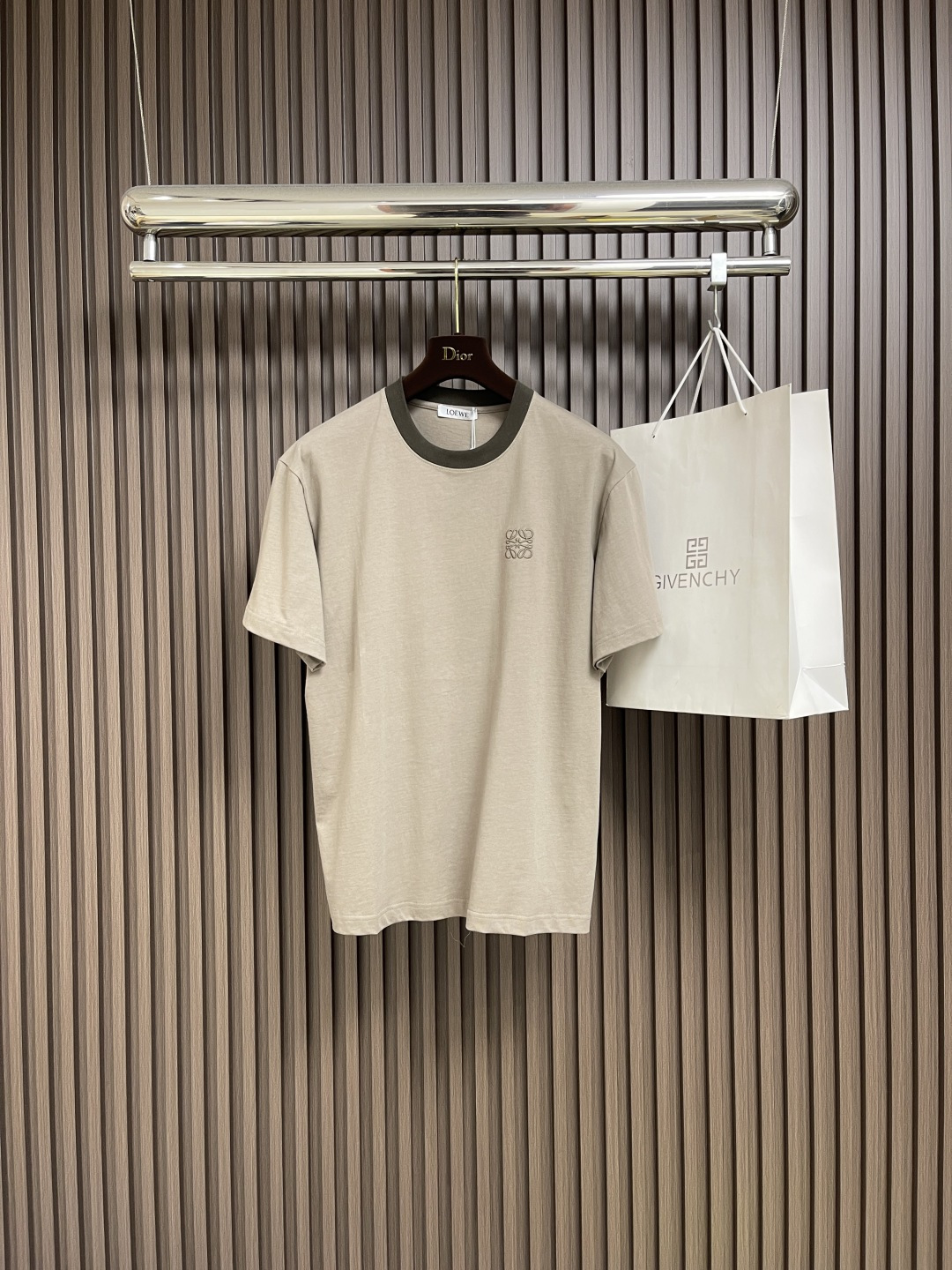 NO:490241,LOEWE Retro Couple Couple's Short-Sleeve T-shirt, Couple Couple's Short-Sleeve, unlocks the summer high-end lazy style. The Anagram embroidery logo on the chest is a classic logo of LOEWE. It consists of four interwoven letters L, with smooth and artistic lines. Each needle and thread emboss the exquisite craftsmanship of the brand. This logo is not only a symbol of brand identity, but also a unique fashion password, allowing the wearer to exude a unique style in every move. It is carefully crafted from high-quality pure cotton fabric, which is soft and comfortable, and the upper body is crisp and clear. Size XS-L,,loewe, T-shirt,tees, t-shirt,alexander wang19860909LOEWE 复古拼色情侣款纯棉短袖T恤,拼色情侣款短袖,解锁夏日高级慵懒风.胸口的Anagram刺绣标志,是LOEWE的经典标识.它由四个相互交织的字母L组成,线条流畅且富有艺术感,每一针每一线都凝聚着品牌精湛的工艺.这一标志不仅是品牌身份的象征,更像是一种独特的时尚密码,让穿着者在举手投足间都能散发出与众不同的格调.采用优质的纯棉面料精心制作,着身柔软舒适,上身挺括显筋骨.尺码XS-L,,loewe,T-shirt,tees，t-shirt,alexander wang,Men's clothing