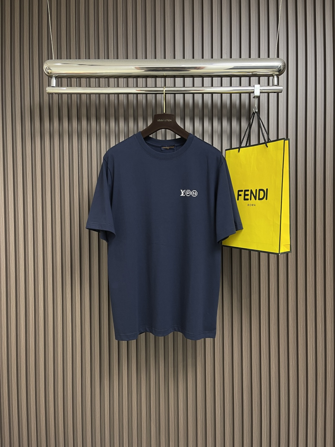 NO:490256,LV 2025 early autumn new trendy navy blue small print T-shirt, navy blue comes with a calm and high-end texture. This T-shirt is made of tightly knitted pure cotton fabric, which feels soft and skin-friendly, breathable and comfortable, allowing you to be free and unrestrained in various occasions such as daily commuting, shopping and playing. The classic V-letter logo on the chest highlights the brand's charm and style, and the interesting little man's print design on the back adds agility and personality to the overall look, breaking the monotony and easily showing unique fashion taste. Size XS-L,,louis vuitton,tees, t-shirt, alexander wang19860909LV 2025早秋新款藏青潮流小人印花T恤,藏青色系自带沉稳高级质感,这件T恤采用紧密针织纯棉面料,触感柔软亲肤,透气又舒适,让你在日常通勤、逛街游玩等多种场合都能自在无拘.胸前经典的V字母标识,彰显品牌魅力与格调,后背趣味小人印花设计,为整体增添了灵动与个性,打破单调,轻松展现独特时尚品味.尺码XS-L,,louis vuitton,tees，t-shirt,alexander wang,Men's clothing