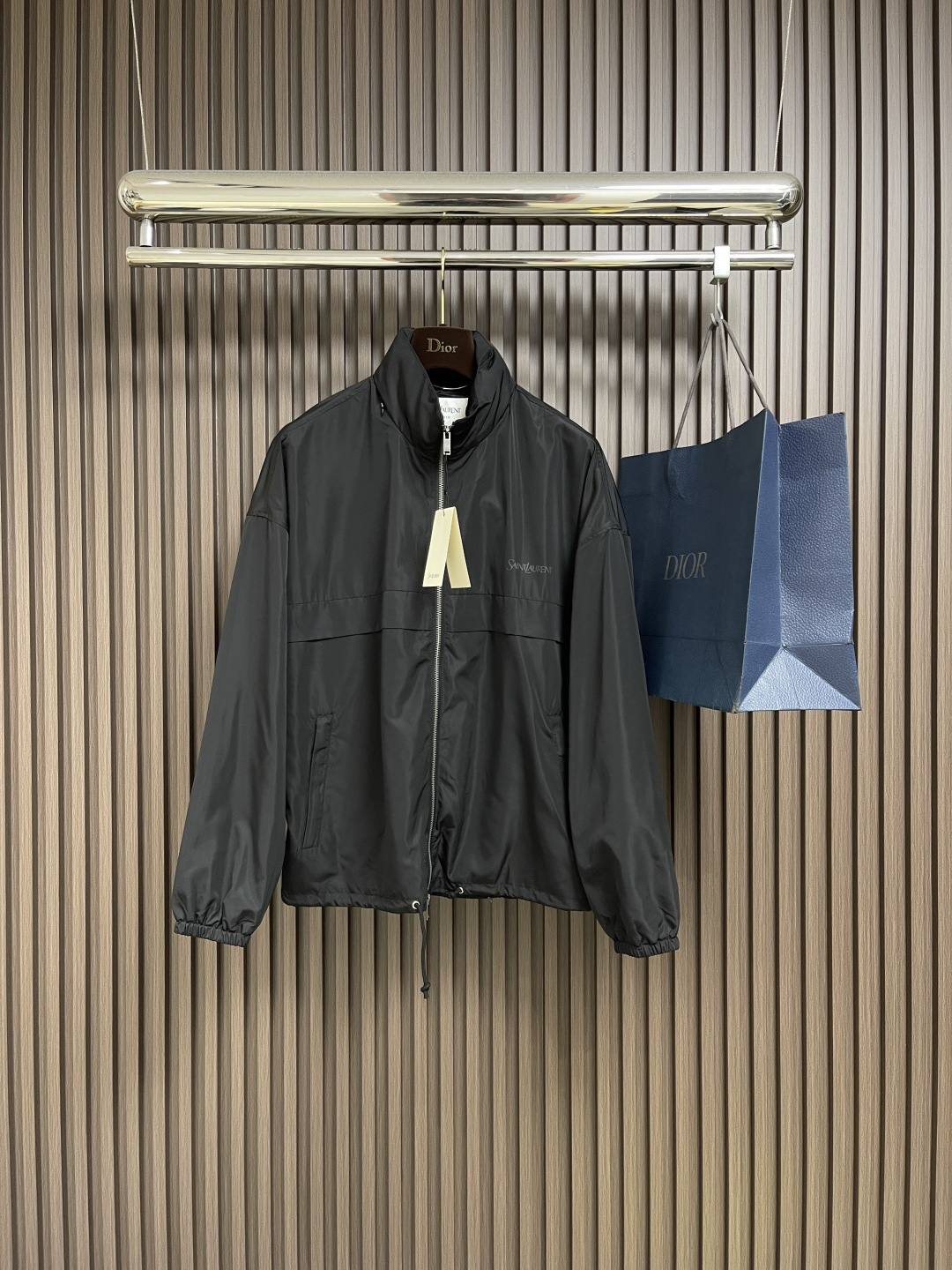 NO:490307,SAINT LAURENT YSL printed hooded jacket is made of polyester fiber to create a tough protective outer layer. It is known for its excellent tear resistance and wear resistance. It can quickly restore flatness during wear and maintain the crisp and stylish appearance of the clothes for a long time. At the same time, it is not easy to deform after washing for a long time, ensuring dimensional stability. The lining is made of 58% cuproamin fiber + 42% cotton blend. The copper ammonia fiber is known as 'breathable rayon'. Its surface is smooth and soft, and the touch is as soft as silk, and it is cool and silky. The addition of cotton provides natural skin-friendly properties. The combination of the two gives the lining a top-notch skin-friendly experience. The letter mark is firmly attached to the chest by hot pressing to form a washable and friction-resistant SAINT LAURENT logo print. Size 46-52,,saint laurent,saint laurent,jackets & coats, hats, alexander wang19860909SAINT LAURENT YSL 印花连帽夹克,选用聚酯纤维打造坚韧防护外层,以出色的抗撕裂,耐磨性能著称,穿着过程中能快速恢复平整,长久保持衣物挺括有型的外观.同时久洗不易变形,确保尺寸稳定性.里料选择58％铜氨纤维＋42％棉混纺而成.铜氨纤维誉为'会呼吸的人造丝',其表面光滑柔软,触感如丝绸般柔顺,冰凉丝滑.棉的加入提供天然亲肤性.两者合一赋予里料顶级的亲肤体验.通过热压将字母标牢固附着于胸前,形成耐洗,耐摩擦的SAINT LAURENT标志印花.尺码46-52,,saint laurent,saint laurent,jackets & coats,hats,alexander wang,Men's clothing