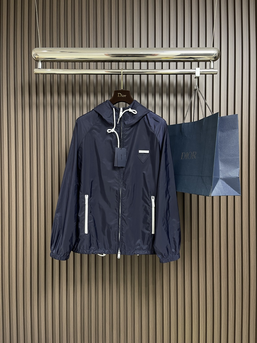 NO:490298,Prada recycled nylon hooded jacket, the fabric is made of the brand's signature recycled nylon fabric, which is comparable to traditional nylon, and has high strength, tear resistance, wear resistance and other characteristics. Its texture is light and waterproof, and is suitable for multiple scenarios. Its wrinkle and quick drying characteristics are also easy to maintain on a daily basis. The unlined single-layer structure relies on the high-density braiding characteristics of recycled nylon to make its breathability and protection coexist. The hood and neckline seamlessly fit the neckline, taking into account windproof function and capable temperament. The two sides are equipped with extra-large capacity side insert pockets to enhance practicality with zipper opening and closing. Size S-XL, prada, jackets & coats, hats, alexander wang19860909Prada 再生尼龙连帽夹克,面料选用品牌标志性的再生尼龙面料,与传统尼龙性能相当,具备高强度,抗撕裂,耐磨损等特性.其质地轻盈,同时又具备防水功能适合多场景需求.抗皱,快干的特点也易于日常打理维护.无衬里单层结构,依托再生尼龙的高密度编织特性,使其透气性与防护性并存.兜帽与领口无缝衔接贴合颈部线条,兼顾防风功能和干练气质.两侧搭配超大容量侧插袋,以拉链开合强化实用性.尺码S-XL,,prada,jackets & coats,hats,alexander wang,Men's clothing