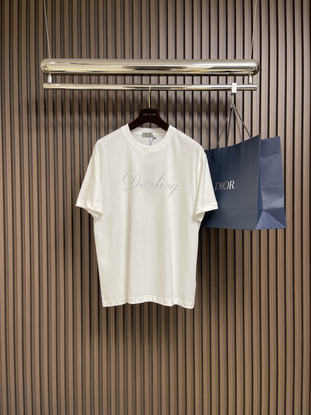 NO:505789,DIOR 2025SS fall and winter new round neck T-shirt, with Diorling shiny prints paying tribute to Dior's classic heritage, inspired by the brand's collection. White cotton knitted fabric, ribbed round neck design. Regular style can be easily matched or twilled. Size S-XL, dior, tees, t-shirt, alexander wang19860909DIOR 2025SS秋冬新款圆领T恤,以Diorling闪亮印花致敬Dior的经典传承,灵感源自品牌典藏.白色棉质针织面料,罗纹圆领设计.常规版型可轻松搭配或粗斜纹.尺码S-XL,,dior,tees，t-shirt,alexander wang,Men's clothing