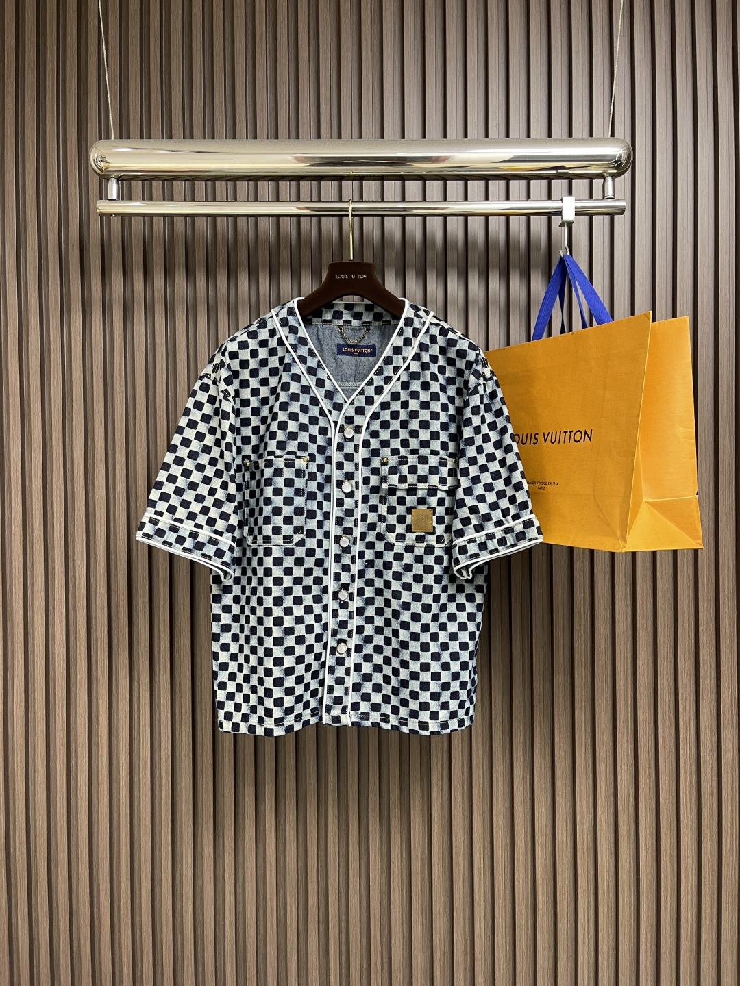 NO:495769,LV x NIGO Co-branded 3.0 series 2025SS new short-sleeved jacket, this short-sleeved denim baseball shirt is a must-have item for summer, with a refreshing and comfortable silhouette. It is made of organic cotton, full of mini Damier patterns, making it look more fashionable, contrasting piping and pearl buttons add a refreshing atmosphere. The chest pocket is decorated with rivets, which adds a versatile style and adds an iconic pattern embellishment to daily style. Size S-XL,,louis vuitton, jackets & coats, T-shirt, alexander wang19860909LV x NIGO 联名3.0系列 2025SS新款短袖外套,这款短袖牛仔棒球衫是夏日必备单品,廓形清爽舒适.采用有机棉精制而成,印满迷你Damier图案,更显时尚,撞色滚边和珍珠纽扣更添清爽气息.胸前口袋饰有铆钉,更添百搭风范,为日常造型增添标志性的图案点缀.尺码S-XL,,louis vuitton,jackets & coats,T-shirt,alexander wang,Men's clothing