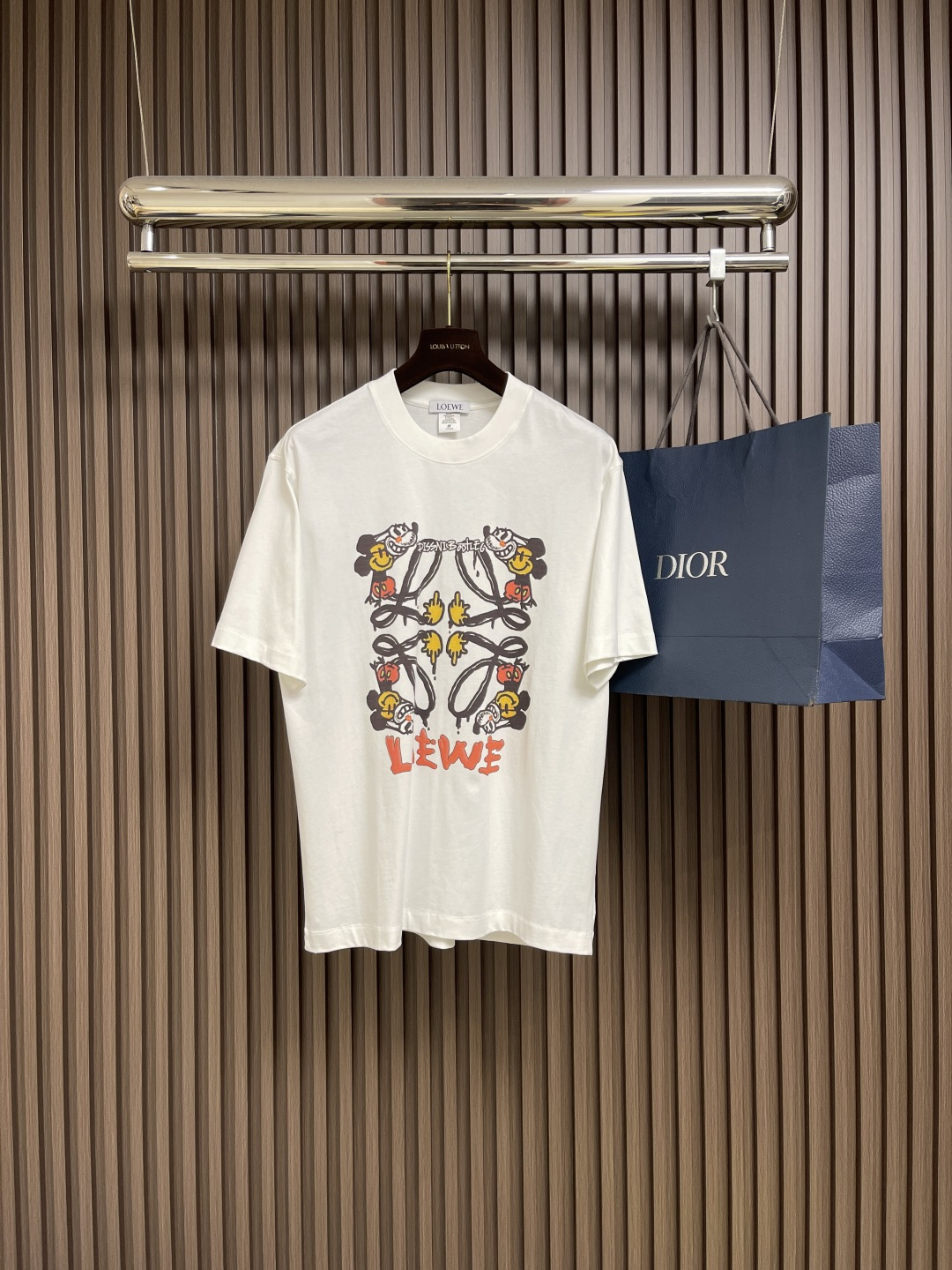 NO:490281,Loewe 2025ss letter large logo printed short-sleeved T-shirt, the fabric is made of 240 grams of heavy combed cotton, customized 1*1 thread, two washes of ready-made garments, comfortable and skin-friendly, customized dyed fabric, high textile density, good drape, not easy to deform, thick texture and tight spinning process will not affect the breathability of the fabric, the saturation of the color is very high, imported digital direct-spray printing process, a versatile and beautiful short-sleeved short-sleeved, loose style, slimming and not picky. Size S-XXL,,loewe,loewe,T-shirt,tees,t-shirt,alexander wang19860909Loewe罗意威 2025ss 字母大logo印花短袖T恤,面料采用240克重精梳棉,定制1*1螺纹,成衣两遍水洗处,面料舒适亲肤无异感,定制定染面料, 纺织密度高,垂感佳,不易变形,厚织感加上紧密纺纱工艺,不会影响面料的透气性,成色的饱和度很高,进口数码直喷印花工艺,百搭好看的一款短袖,宽松版型遮肉显瘦不挑人.尺码S-XXL,,loewe,loewe,T-shirt,tees，t-shirt,alexander wang,Men's clothing