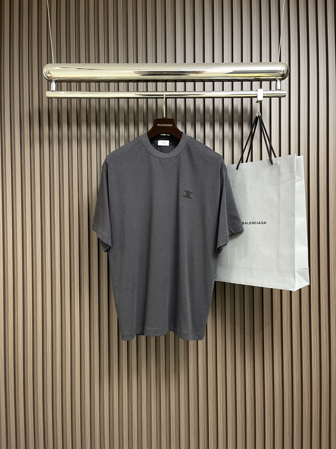 NO:490211,Celine Arc de Triomphe foam printed small logo short-sleeved T-shirt, loose and not picky!  The fabric is made of imported custom liquid ammonia fabric, washed and shrunk to 350 grams. It feels soft and comfortable and breathable. Size S-XL, celine, T-shirt, tees, t-shirt, alexander wang19860909Celine 凯旋门发泡印花小logo短袖T恤,版型宽松不挑人！面料采用进口定制液氨酸面料,经过洗水、缩水达350克重.手感柔软舒适、透气.尺码S-XL,,celine,T-shirt,tees，t-shirt,alexander wang,Men's clothing