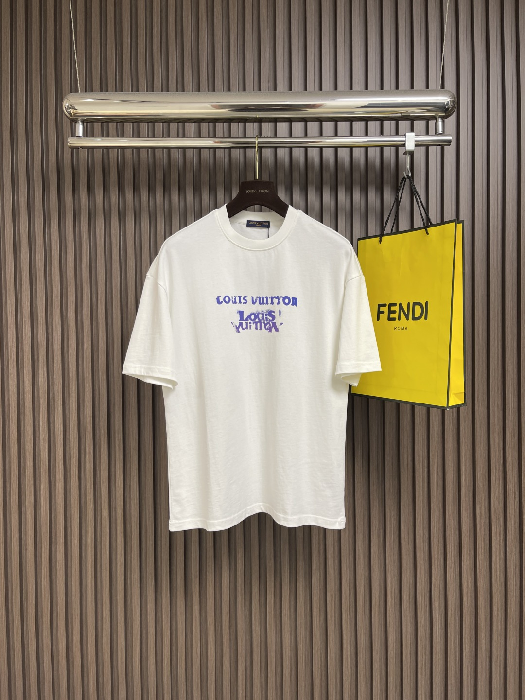 NO:499909,LV 2025ss Spring and Summer new round neck T-shirt, wear without any burden, moisture absorption and breathability, good elasticity and drooping. Graphic graffiti printed logo pattern on the chest is full of quality, extremely versatile, both inside and outside, very outstanding in size. Size M-XXL,,louis vuitton,tees, t-shirt,alexander wang19860909LV 2025ss春夏新品圆领T恤,穿着无累赘感,吸湿透气,弹性与垂感颇佳.胸前渐变涂鸦印花标识图案,品质感十足,极为百搭系无论内搭还是外穿都非常出彩.尺码M-XXL,,louis vuitton,tees，t-shirt,alexander wang,Men's clothing