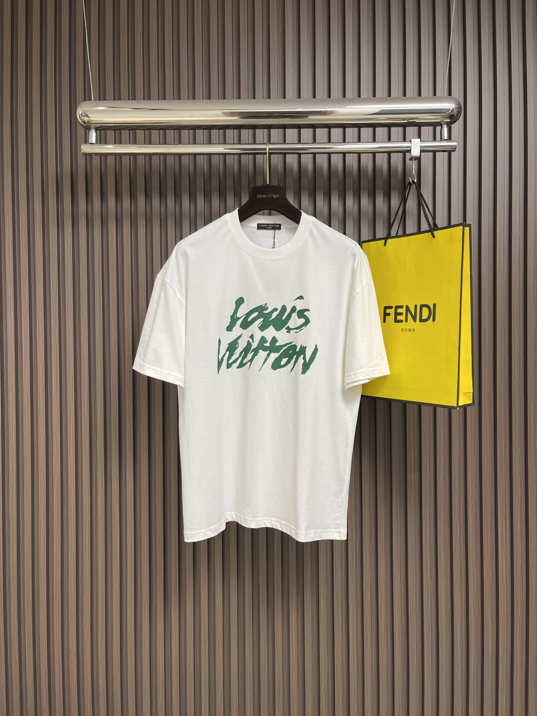 NO:521412,LV 2025ss printed logo pure cotton wide version round neck men's short-sleeved T-shirt, the new season and new series cleverly integrate the logo into the design, shaping a series of sports style items full of retro style. On this versatile T-shirt, a pattern with a hint of nostalgic meaning is presented in the body in a low-key manner. The specific original version is developed with double-stranded cotton plain fabric, with wide upper body and comfortable, and the sizes are randomly matched with the inner size M-XXL,,louis vuitton,T-shirt,tees,t-shirt,alexander wang19860909LV 2025ss 印花logo纯棉质阔版圆领男士短袖t恤,新季新推系列将标识巧妙融入设计,塑就一系列充满复古风情的运动风单品.在这款百搭t恤上,带着一丝怀旧意蕴的图案低调呈现于衣身,优选特定原版开发双股精棉平纹面料,上身挺阔舒适度佳,外穿内搭随意搭配尺码M-XXL,,louis vuitton,T-shirt,tees，t-shirt,alexander wang,Men's clothing