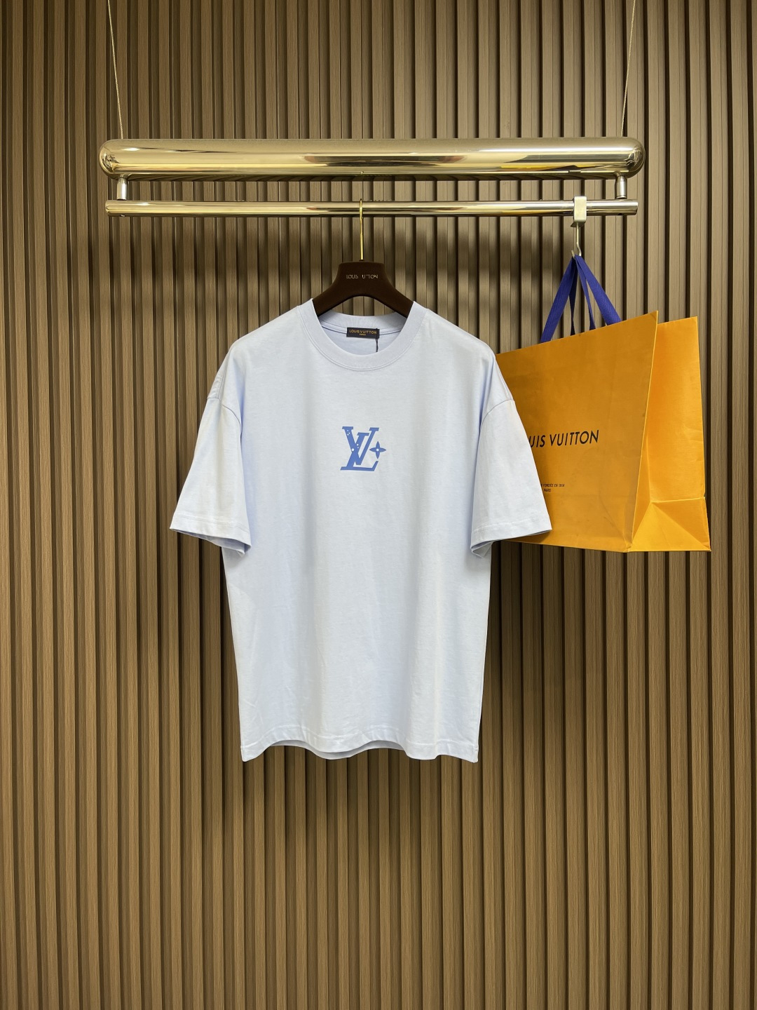 NO:490248,LV 2025SS Dream Printed Short Sleeve T-shirt, the fabric is made of customized 240g 26-pin special slip double-strand cotton plain-patterned high-density dust-free all-cotton fabric. The front is high-density thickened, the wiring is flat, OEM quality, a full set of customized auxiliary materials. Size M-XXL,,louis vuitton, T-shirt,tees, t-shirt,alexander wang19860909LV 2025SS梦想印花短袖T恤,面料采用定制240g 26支特滑双股精棉平纹高密无尘全棉布料.前幅高密度加厚,走线平整,代工品质,全套定制辅料.尺码M-XXL,,louis vuitton,T-shirt,tees，t-shirt,alexander wang,Men's clothing