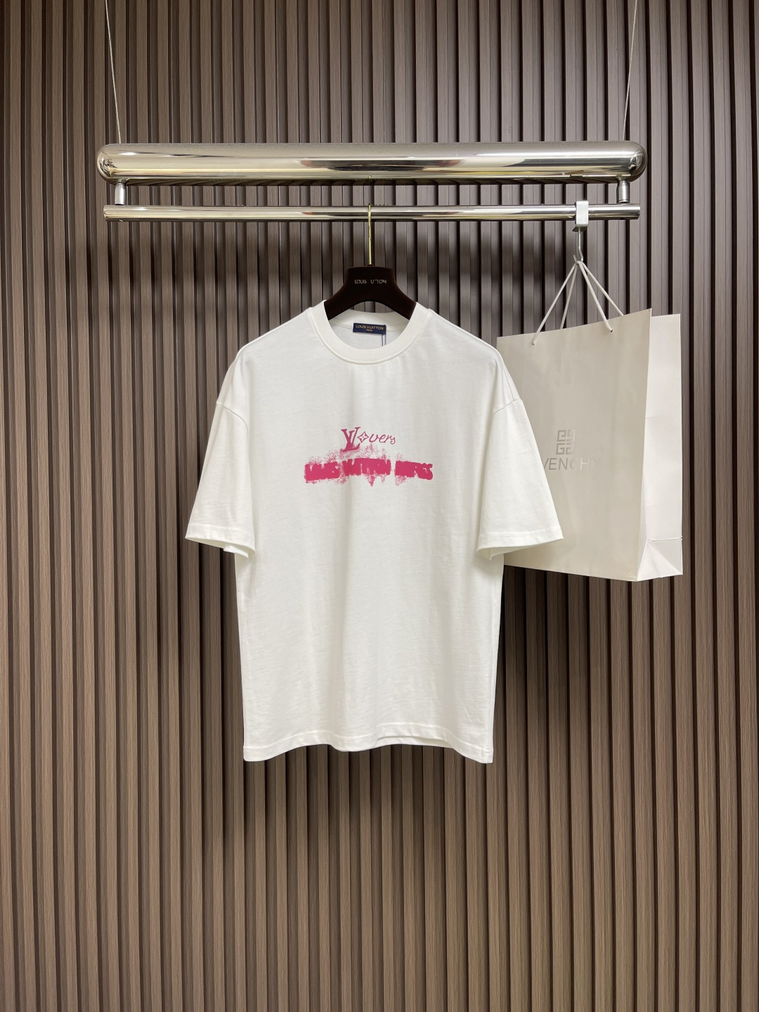 NO:490232,LV printed short-sleeved T-shirt adopts digital technology. Inkjet printing can achieve complex patterns and rich colors, evenly spray ink onto the surface of the fabric to form high-precision printing patterns. Drying and vaporization can promote the full combination of ink and fabric fibers, improve the firmness and brightness of color, and high-precision printing ensures the clarity and detail performance of the printing patterns. Sizes M-XXL,,louis vuitton,T-shirt,tees,t-shirt,alexander wang19860909LV 印花短袖T恤,采用了数码技术,喷墨印花可以实现复杂的图案和丰富的色彩,将墨水均匀喷射到织物表面,形成高精度的印花图案.烘干和蒸化可以促使墨水与织物纤维充分结合,提高色彩的牢固度和鲜艳度,高精度打印确保印花图案的清晰度和细节表现.尺码M-XXL,,louis vuitton,T-shirt,tees，t-shirt,alexander wang,Men's clothing