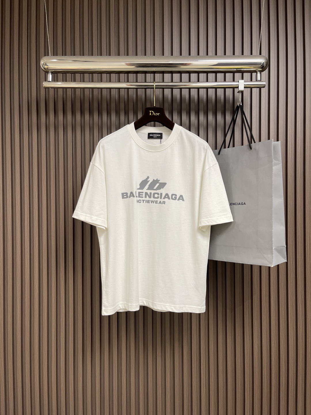 NO:490217,Balenciaga logo printed round neck short-sleeved T-shirt, the fabric is made of 21 double yarn combed cotton, and the fabric is customized 1: 1 original color. The fabric is washed with gram weight of about 300 grams, and the thread is matched with 1*1 same cylinder cross thread. The garment faded and worn, divided into 20 pieces, one cylinder effectively ensures that each piece of clothing is uniform in color. Each piece faded and the same color as the original. Size M-XXL,,balenciaga, T-shirt,tees, t-shirt,alexander wang19860909balenciaga logo印花圆领短袖T恤,面料采用21支双纱精梳棉,面料定制1: 1原版同色.面料成衣洗水后克重约300克,螺纹搭配1*1同缸十字螺纹.成衣褪色做旧,分为20件一缸有效保证每一件衣服颜色均匀.每一件褪色效果都与原版一致同色.尺码M-XXL,,balenciaga,T-shirt,tees，t-shirt,alexander wang,Men's clothing