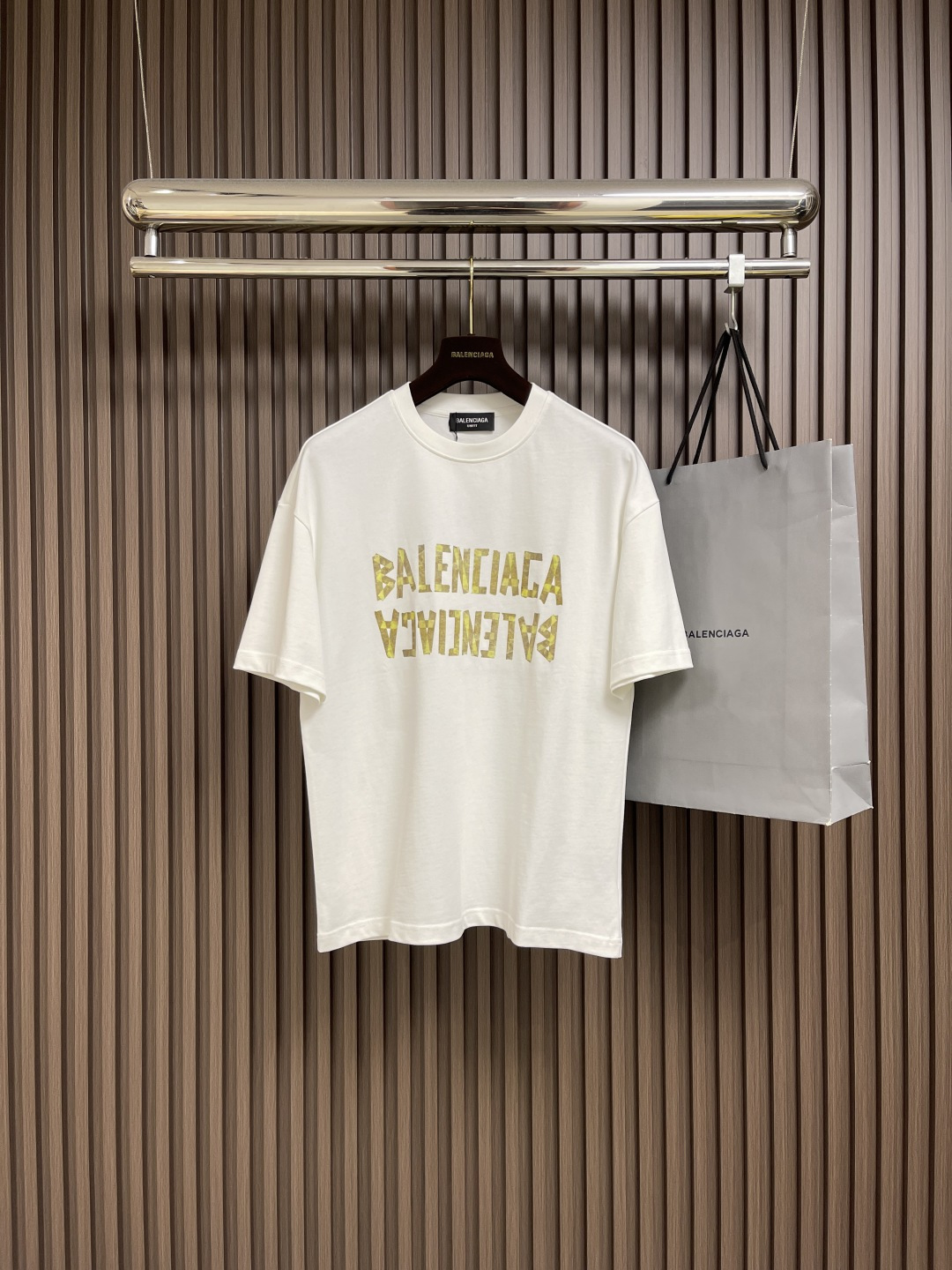 NO:490221,Balenciaga 2025SS textured paper tape short-sleeved T-shirt, the overall wiring is straight and delicate, the overall heavy industry washing process, the fabric is comfortable and soft, the letter logo uses 3D visual effect of art glue, clear texture, the neckline ribbed fabric is fixed and dyed, the color is consistent, there is no color difference, the overall wiring is straight and delicate.  Size M-XXL, balenciaga, T-shirt,tees, t-shirt,alexander wang19860909Balenciaga 2025SS美纹纸胶带短袖T恤,整体走线平直细腻 整体重工水洗工艺 面料舒适柔软 字母logo采用美工胶3D视觉效果 纹路清晰 领口罗纹面料定织定染色 颜色一致无色差整体走线平直细腻．尺码M-XXL,,balenciaga,T-shirt,tees，t-shirt,alexander wang,Men's clothing