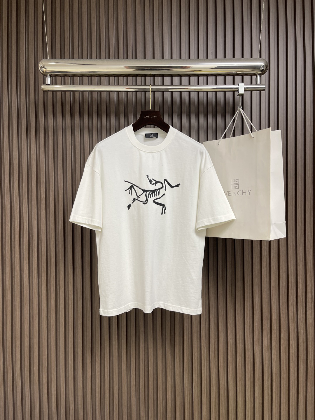 NO:498133,Arcteryx 2025SS short-sleeved T-shirt on chest is made of 60 double strands, 270g cotton fabric. The upper body is breathable, never pilled, soft and comfortable, the full-cloth flat car is lined three-dimensional tailored. The neckline and hem are double narrow needle flat car. Customized side markings, complete auxiliary materials, full texture, sizes M-XXL, arc'teryx, T-shirt,tees, t-shirt, alexander wang19860909Arcteryx始祖鸟 2025SS 胸前印花短袖T恤 采用60支双股,270g全棉面料.上身透气,绝不起球,手感柔软舒适,全衣平车走线立体剪裁.领口,下摆双窄针平车.定制侧标,辅料齐全,质感十足,尺码M-XXL,arc'teryx,T-shirt,tees，t-shirt,alexander wang,Men's clothing