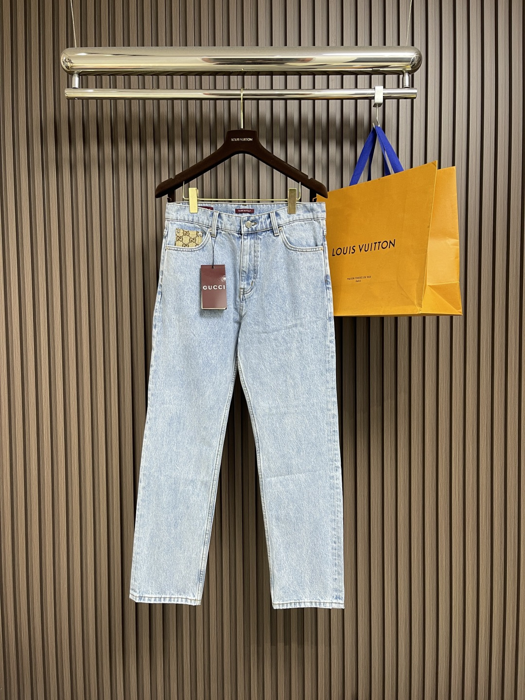 NO:495753,GUCCI inlaid with washed jeans, light blue-washed denim background, with a slack and fashionable feeling, the front and back pockets are spliced ​​with classic presbyterian webbing, the logo is eye-catching and high-end, breaking the monotony of solid colors, retro and trendy with one click, custom metal buttons and zippers, and the lettering is clear and textured; the back waist leather card and the red label on the inside 'MADE IN ITALY', selected high-quality washed tannin fabric, the denim surface is evenly washed, and the texture is natural; the seam is neat and fine, the trouser shape is crisp and not soft, and it will not deform for a long time. It is practical and has a high-end feeling when worn every day. Straight micro-cone tailoring, modifying the leg shape does not pick the figure, small ones make you look taller, big ones make you look neat, and suitable for all kinds of things, from T-shirts to suits, one hand  The details of the classic genes are worn on the body are all brand background. Size 30-31-32-33-34-36, gucci, jeans, business suit, alexander wang19860909GUCCI 镶饰水洗牛仔裤,浅蓝水洗牛仔底色,自带松弛时髦感,前袋、后袋侧边拼接品牌经典老花织带,标识醒目又高级,打破纯色单调,复古与潮流一键拿捏,定制金属纽扣、拉链,刻字清晰有质感；后腰皮牌、内侧红标'MADE IN ITALY',甄选优质水洗丹宁面料打造,牛仔布面水洗均匀,纹理自然；缝线工整细密,裤型挺括不软塌,久坐不变形,日常实穿又藏高级感,直筒微锥剪裁,修饰腿型不挑身材,小个子显高、大个子显利落,适配各种,从T 恤到西装都能搭出腔调,一条把 经典基因穿在身上的,细节里全是品牌底蕴.尺码30-31-32-33-34-36,,gucci,jeans,business suit,alexander wang,Men's clothing