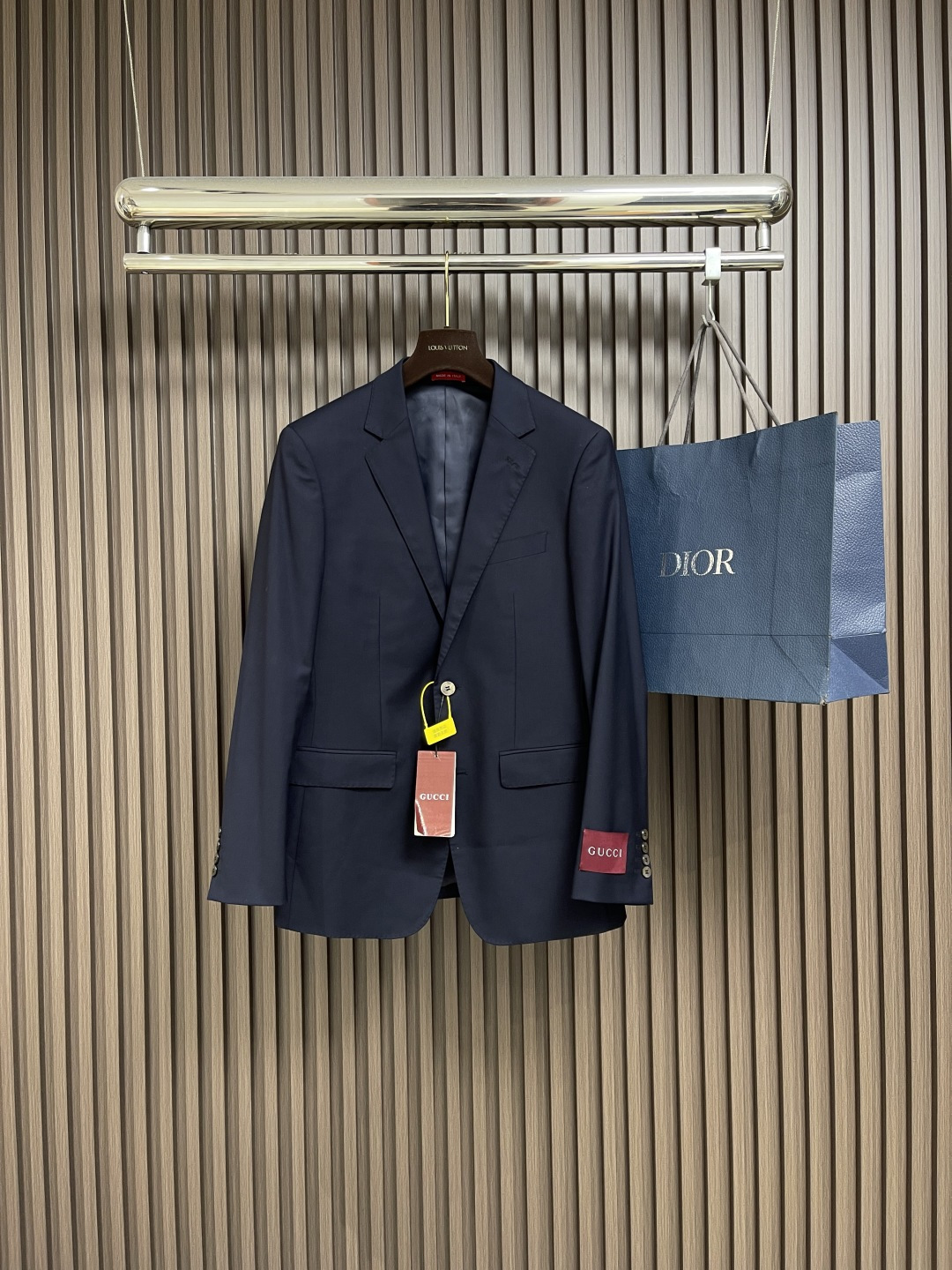 NO:521384,The whole set of removable single suit trousers Gucci 2025ss early autumn new suit jacket trousers suit, imported original imported ultra-fine fabric, full of drape, the whole piece of clothing is neat and flat, all hardware accessories are top-grade accessories with logo, it is obvious that it is high-end fabric. This fabric is fixed and there is no good product from the outside, no picky place, such a suit is often worn, and it is very practical. The trousers are 29-38 Suit size 46-58, gucci, jackets & coats, alexander wang19860909整套 可拆卖 单西服 西裤 Gucci 2025ss早秋新款西服外套西裤套装,进口原版进口超细布料,笔挺垂感十足,整件衣服车工走线整齐平整,所有五金附料都是客供带logo顶级配件 一看就是高档的面料 这种面料都是定织的 外面根本就没有 正规大厂途径出来的好货,无任何有挑剔的地方 这样的一套西服属于常备常穿的,实用性很强. 西裤码数29-38 西服码数46-58,,gucci,jackets & coats,alexander wang,Men's clothing