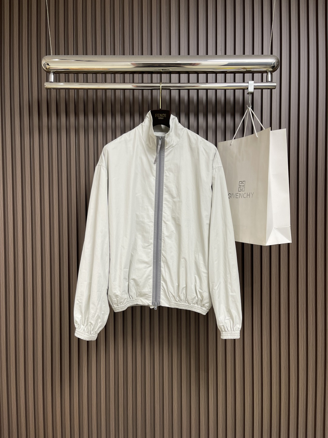 NO:495776,Acne Studios 1996 series logo embroidered logo silhouette loose casual hatless jacket jacket flowing Nordic prose Reinterpreting the poetry of everyday, text gallery on the back Tactile collection Make dressing a carry-on miniature literature salon, capsule silhouette swallowing body anxiety Turn around and fall into the text carnival of Berlin underground club Complete with a coat, renegotiation of body and space Refining pragmatism into Cyborg aesthetics, when clothing becomes the literary layer of skin Every daily movement of yours is adding annotations to this walking essay collection. Size S-M-L, acne studios, dior, jackets & coats, jackets & coats, hats, alexander wang19860909Acne Studios 1996系列背面徽标刺绣logo廓形宽松休闲无帽夹克外套 流动的北欧散文 重释日常的诗意,背部文字长廊 触觉的诗集 让穿衣成为随身携带的微型文学沙龙,太空舱廓形 吞噬身材焦虑 转身瞬间坠入柏林地下俱乐部的文字狂欢 用一件外套完,成身体与空间的重新谈判 将实用主义炼成赛博格美学,当衣物成为皮肤的文学层 你的每个日常动作 都在为这本行走的散文集添加注解.尺码S-M-L,,acne studios,dior,jackets & coats,jackets & coats,hats,alexander wang,Men's clothing