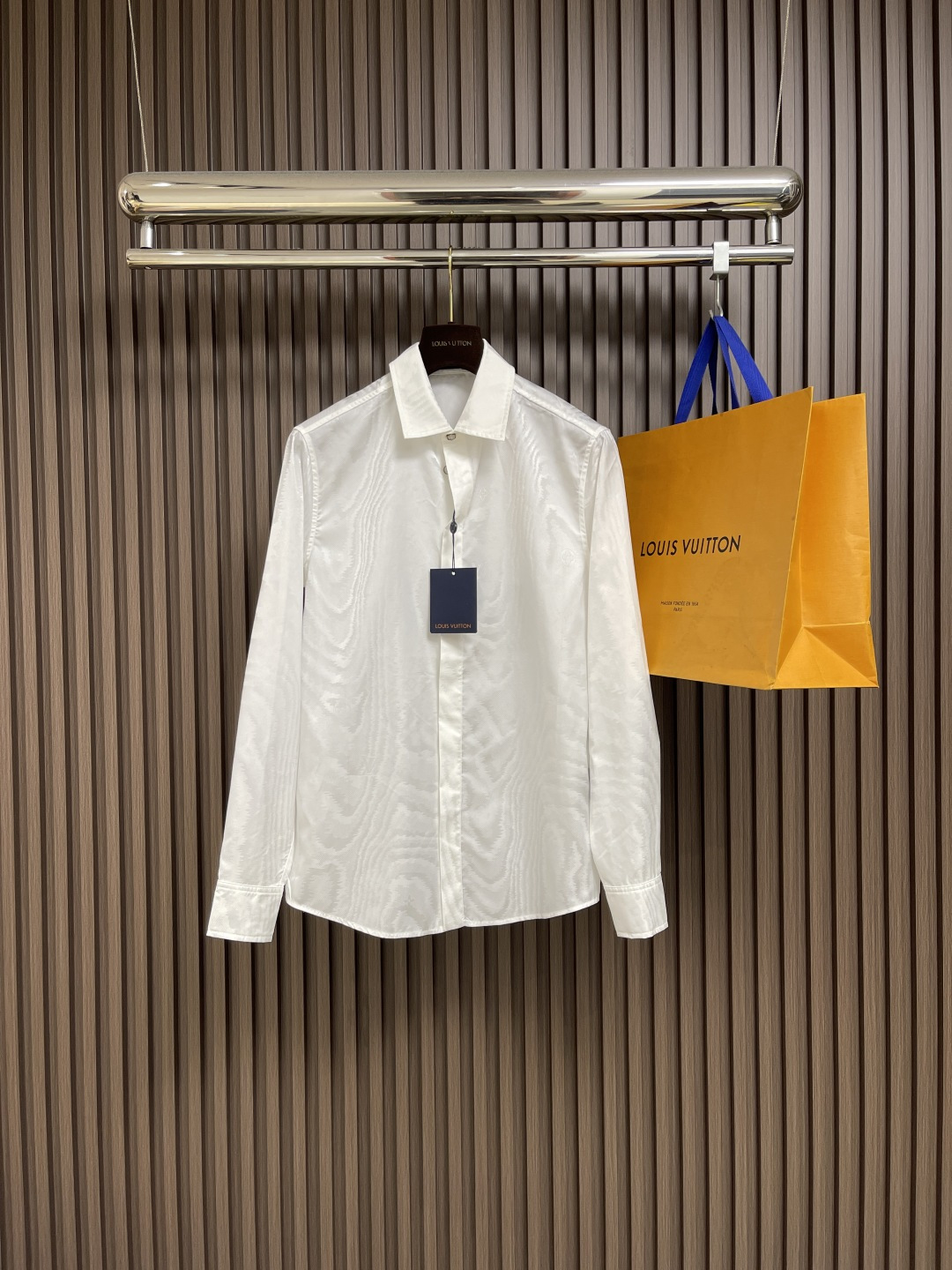NO:499968,LV 2025ss new cotton-blend long-sleeved shirt, with a simple Mini Monogram waffle jacquard, and then illuminates the classic silhouette with pearlescent buttons, which can inject a delicate style into the seasonal shape. Size S-XL,,louis vuitton,shirts,alexander wang19860909LV 2025ss新款棉质混纺长袖衬衫,以素净 Mini Monogram 华夫格提花呈现细腻肌理,再借珠光纽扣点亮经典廓形,可为当季造型注入考究格调.尺码S-XL,,louis vuitton,shirts,alexander wang,Men's clothing