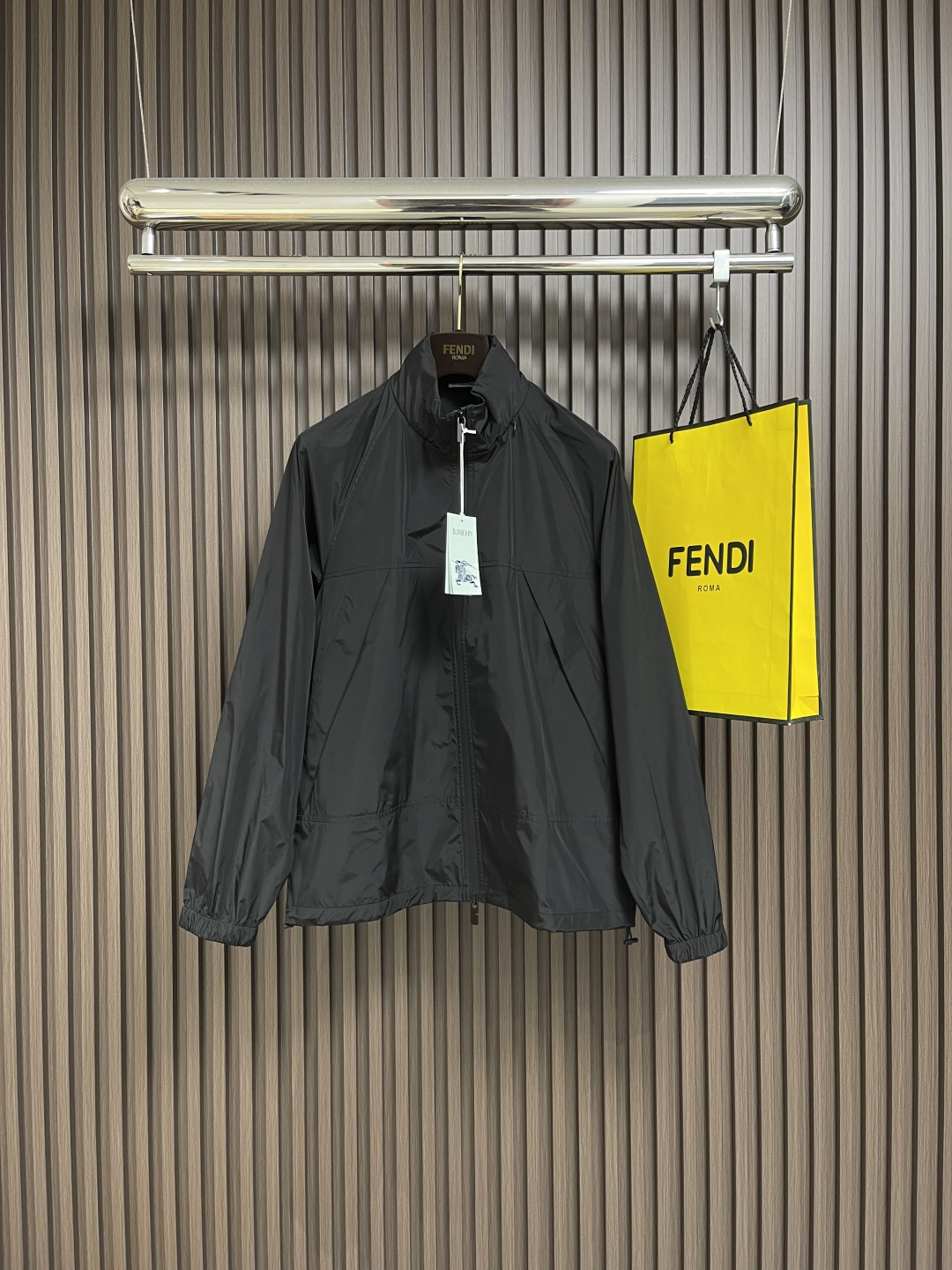 NO:499940,Burberry 2025SS new high-density nylon windproof joint-shoulder shrink hat, the same classic war horse ten thousand needle embroidery pattern casual sports glue zipper!  Combining classic elements and sports styles, create fashionable and avant-garde casual sports items!  Made of high-quality nylon fabric, this model is lightweight, wear-resistant, wind-proof and waterproof, making it perfect for casual production!  In fabric treatment, special waterproof coating treatment technology is used to enhance its waterproof performance!  Decorate the equestrian knight logo and B-shaped zipper head on it through embroidered icons to highlight the brand’s characteristics!  Using advanced sewing equipment and technology, sew fabrics together to form an integral structure!  During the sewing process, pay special attention to details, such as sewing of zippers, pockets, cuffs, etc., to ensure its firmness and aesthetics!  Drawstring shrink hood and hem design can adjust the tightness according to weather changes to provide better protection. Size S-XXL, burberry, hats, alexander wang19860909Burberry 2025SS新款高密度尼龙防风连肩收缩帽,男女同款经典战马万针刺绣图案休闲运动压胶拉链！以经典元素与运动风格相融合,打造时髦前卫的休闲运动单品！这款由高品质的尼龙面料制成,具有轻盈、耐磨、防风防水等特性,非常适合制作休闲！在面料处理上,采用特殊的防水涂层处理技术,以增强其防水性能！通过刺绣图标将马术骑士徽标和B字型拉链头装饰在上,彰显品牌特色！使用先进的缝制设备和技术,将面料缝制在一起,形成的整体结构！在缝制过程中,特别注意细节处理,如拉链、口袋、袖口等部位的缝制,确保其牢固度和美观度！抽绳式收缩连帽与衣摆设计,可根据天气变化调整松紧度,提供更好的防护效.尺码S-XXL,,burberry,hats,alexander wang,Men's clothing