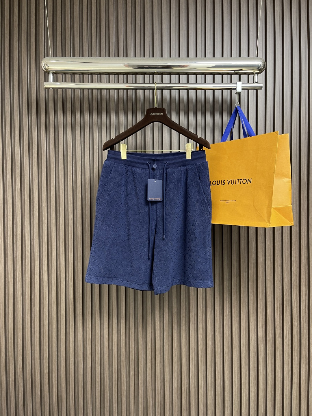 NO:498149,Tops, shorts, LV embossed terry cloth, shorts shorts set, custom soft cotton blended terry cloth, full-frame Monogram embossing debut, interpreting an unparalleled fashion style. The three-dimensional embossed jacquard technique uses a high-density electronic jacquard machine to achieve Monogram three-dimensional effect through the 'positive and negative layer weaving method' to achieve local heating pressure on the fabric through customized molds, making the fibers hot melt bond in specific areas, permanently set the embossing profile, infrared positioning cutting bed, and the accurate positioning of the material through infrared emitters and infrared receivers, and the accuracy can reach the micron level. This satisfies the effect of high-precision cutting of Monogram. Size S-XL,,louis vuitton, shorts, T-shirt,tees, t-shirt,alexander wang19860909上衣 短裤 LV 压纹毛圈布短袖T恤短裤套装,定制臻柔棉混纺毛圈奢绮布,全幅Monogram压纹惊艳登场,诠释着无与伦比的时尚格调.立体浮雕提花技法,采用高密度电子提花机,通过'正负层织法'实现Monogram立体效果通过定制模具对织物局部施加热压,使特定区域纤维热熔粘合,永久定型浮雕轮廓,红外线定位裁床,通过红外发射器和红外接收器来实现对材料的精准定位,精度可达到微米级别.从而满足Monogram对位高精度裁剪的效果.尺码S-XL,,louis vuitton,shorts,T-shirt,tees，t-shirt,alexander wang,Men's clothing