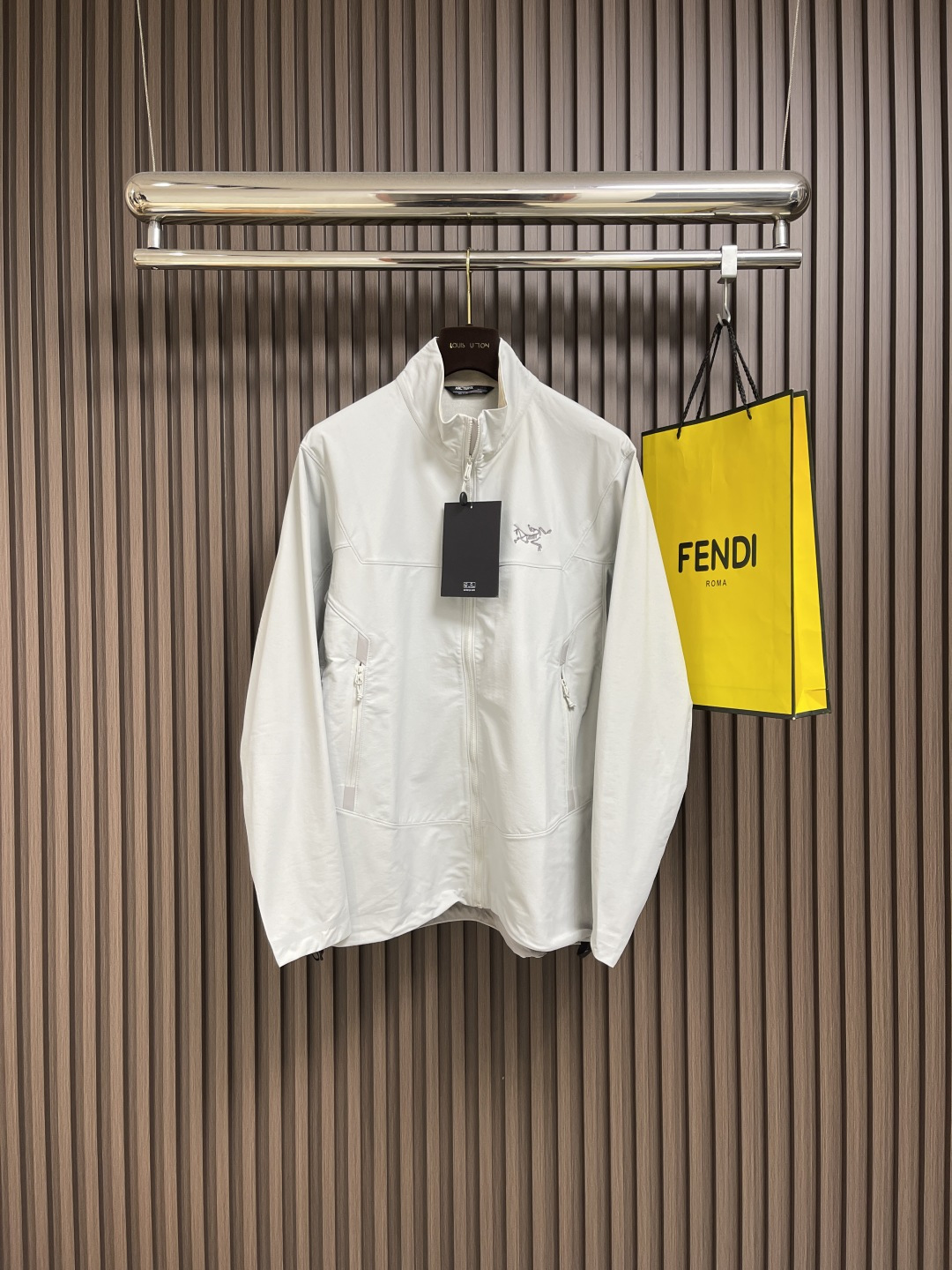 NO:501606,Arcteryx Arcteryx Nodin Series Nodin Jacket Windshell Lightweight Breathable Windproof Solid Color Jacket, Needless to say, the popularity of Archaeopteryx, from the professional outdoor climbing hard shell series to the casual and young urban hard shell details to the light and durable soft shell series?  Without exception, it received unanimous praise. From the Winter Olympics to the outdoors to the city, the Archaeoptera bird can be seen everywhere. The nylon double 6 is commonly known as the nylon 66 double grid. It has very high tensile and tensile strength, and is both wear-resistant and moisture-absorbing and sweating. The sun protection index is the ceiling. The slightly elastic feel is not restrained at all. Strong three-proof defense. It is not afraid of any climate. The 3M special logo is relatively more than other wind shells. The integrated bird logo is unique. The exquisite chariot needle. The hem cuff brim is fully pressed. The purgatory filler is different from the market!  Overall characteristics, relatively more SS23 has been upgraded to the inner door hidden bag and cancelled the hat print of SS23, thus improving the integrated marking precedent and more mature overall. Three storage methods allow you to store more options when outdoors. The non-selective style. The storage of hats is the biggest highlight. It not only meets the uncontrollable weather factors and looks more capable!  Size S-XXL, arc'teryx,jackets & coats,hats,alexander wang19860909Arcteryx始祖鸟 Arcteryx Nodin 系列 Nodin Jacket 风壳轻量透气防风纯色夹克,始祖鸟的火爆程度不必多说,从专业的户外登山硬壳系列到休闲年轻的都市硬壳细节再到轻便耐穿的软壳系列？无一例外得到了一致的好评,从冬奥到户外再到都市的奢风中随处可见始祖鸟的身影,尼龙双6 俗称尼龙66双格 具有很高得拉伸与抗拉强度 同时耐磨性俱佳 吸湿排汗.防晒指数更是天花板 微弹手感完全不会有束缚感 强三防 不惧任何气候,3M特订Logo 相对比其他风壳 一体化鸟标别具一格 精致化车针 下摆袖口帽檐全压胶工艺 区分市面炼狱充数版本！整体特色,相对比较SS23 升级了内口暗袋 取消了SS23的帽子印花 从而优良了一体化的印标先河 整体更加成熟性 三种收纳方式让你户外时收纳更多选择 不挑人的版型 帽子可收纳是最大亮点 既满足不可控天气因素 又显得更加干练！尺码S-XXL,arc'teryx,jackets & coats,hats,alexander wang,Men's clothing