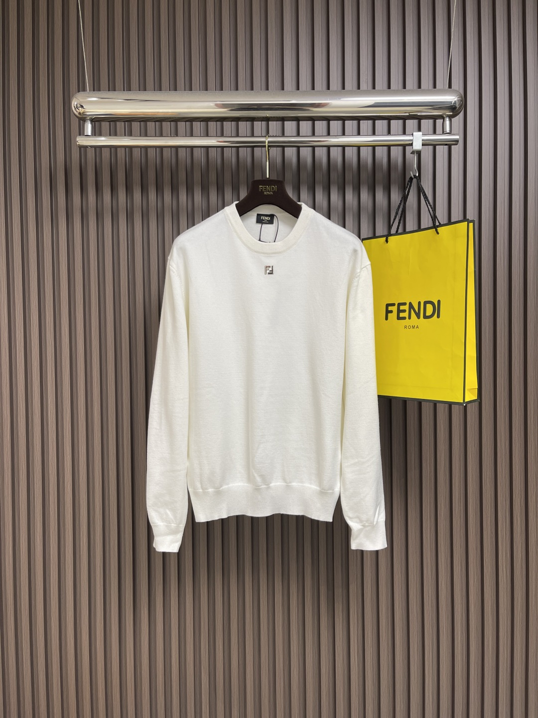 NO:499914,Fendi double F iron round neck long-sleeved knitted sweater, the fabric is made of wool blended cotton yarn material, and the composition is 25 wool and 75 cotton respectively. This model is used as base wool on the autumn and winter, and the cotton yarn can provide the upper body wear style. The chest ironing mark is made of high temperature 180 degrees, and the original version is 1:1 quantitative size and double F size. The laundry washing water is used to feel and remove impurities on the surface of the wool surface. At the same time, the clothing style is effectively fixed. Standard tailored round neck pullover. Black lightweight wool yarn material. The chest and ribbed trim are decorated with ironing FF details. Size S-XL, fendi, sweaters, alexander wang19860909fendi 双F铁标圆领长袖针织毛衣,面料采用羊毛混纺棉纱材料,成份分别为25羊毛,75棉,该款做为秋冬打底羊毛有效提供上身保暖效果,棉纱可提供上身穿着版型.胸前烫标采用高温180度烫压,原版1: 1定量尺寸与双F大小.成衣洗水做手感与去除羊毛面表面杂质.同时有效固定衣服版型.标准剪裁圆领套头衫.黑色轻质羊毛纱线材质.胸部和罗纹边饰以烫标FF细节.尺码S-XL,,fendi,sweaters,alexander wang,Men's clothing