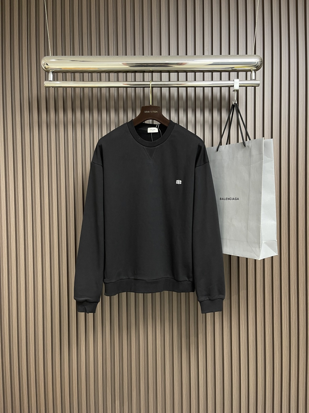 NO:499939,CELINE Arc de Triomphe embroidered round-neck sweatshirt, using 380 grams of pure cotton double strands, threads with 2*2 double yarn threads. Fabric Xinjiang cotton fixed weaving. The embroidery adopts 3D three-dimensional embroidery, with clear embroidery pattern lines, about 1200 stitches. The collar lower triangle adopts thread splicing. TRIOMPHE embroidered cotton fleece loose sweatshirt, CELINE loose sweatshirt, large-size style, shoulder-falling design, length and under hips. Size S-XL, celine, hoodie, sweatshirts, alexander wang19860909CELINE 凯旋门刺绣圆领卫衣,采用380克纯棉双股毛圈,螺纹搭配2*2双纱螺纹.面料新疆棉定织.刺绣采用3D立体刺绣,刺绣图案线路清晰,约为1200针.领下口三角采用螺纹拼接做法.TRIOMPHE刺绣棉质抓绒宽松卫衣,CELINE宽松卫衣,大号版型,落肩设计,长度及臀部下方.尺码S-XL,,celine,hoodie,sweatshirts,alexander wang,Men's clothing