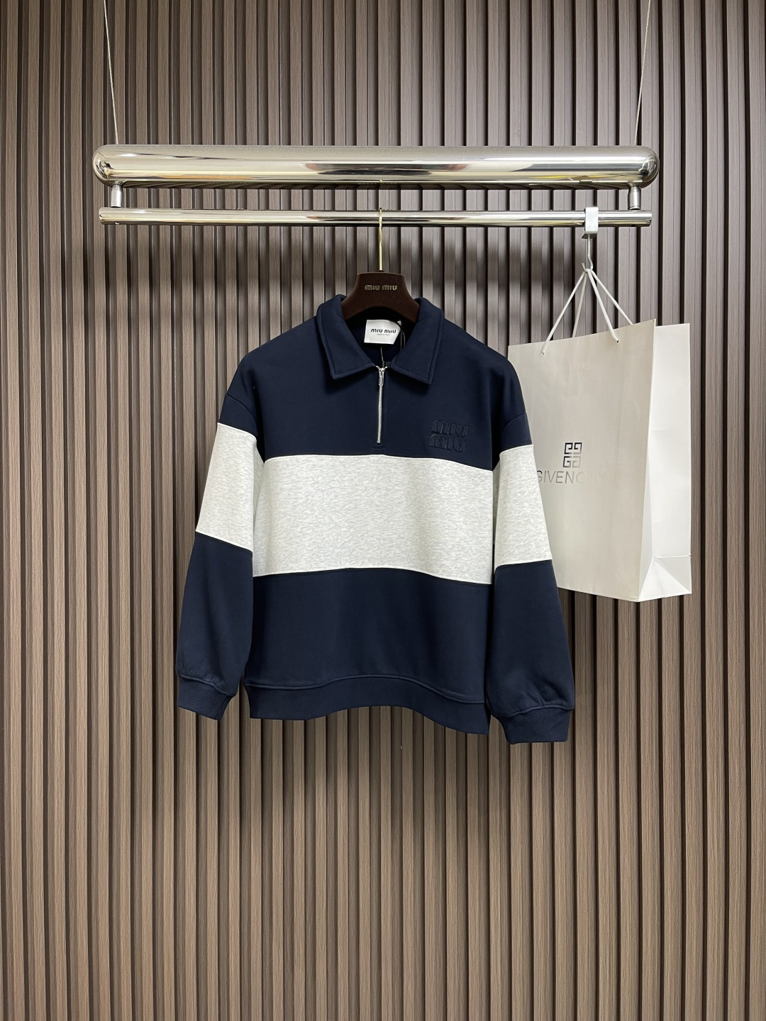 NO:499925,Miumiu 2025SS new product lapel striped contrasting sweatshirt, lapel falling shoulder sweatshirt cut, two colors and wide stripes all over the body are intertwined, the cuffs are elastic threaded tones to increase the sense of casualness and fashion, the chest is decorated with three-dimensional letters and seals, brand tone is suddenly revealed, versatile colors, not picky about age and skin tones, matched with skirts and trousers, suitable for age-reducing fashionable and retro style, both men and women can control it. Size S-XL,,miumiu,hoodie,sweatshirts,skirts,alexander wang19860909miumiu 2025SS新品翻领条纹撞色卫衣,翻领落肩卫衣裁剪 通体两色宽条纹交织 下摆袖口采用弹性螺纹束口 增加休闲时尚感 胸前饰以立体字母章仔装饰 品牌调性骤显 百搭颜色 不挑年龄肤色 搭配裙装裤装 适配减龄时髦复古风格 男女均可驾驭.尺码S-XL,,miumiu,hoodie,sweatshirts,skirts,alexander wang,Men's clothing