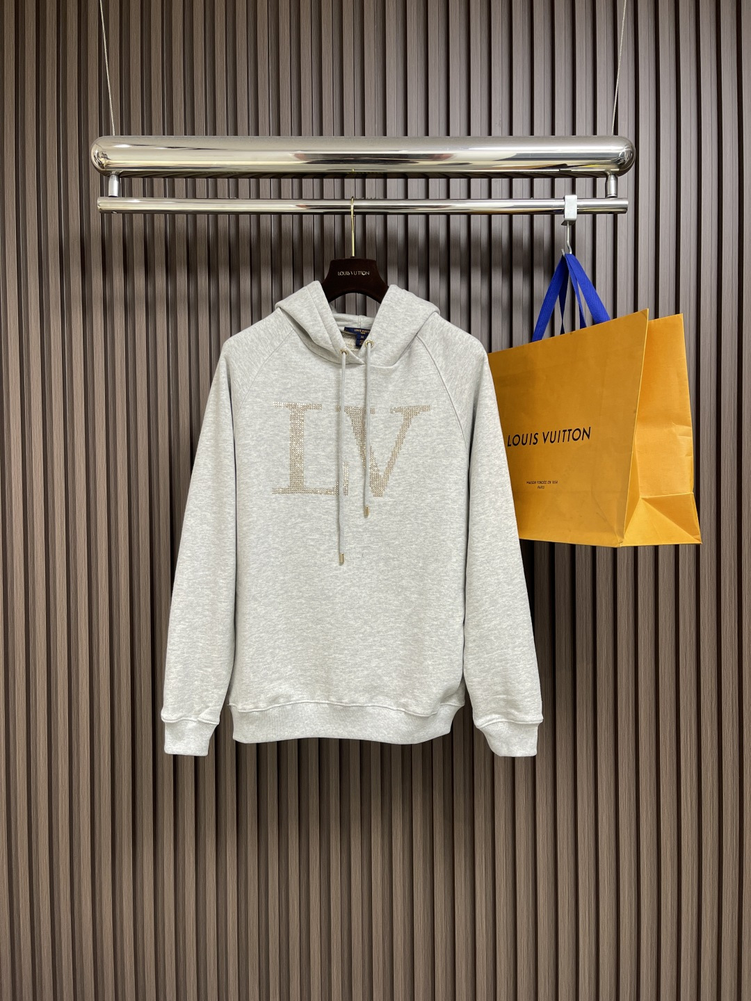 NO:498171,LV 2025Ss autumn and winter new Rhine diamond hooded sweatshirt, the fabric is made of 380 grams of mixed wool ring fabric, the original fabric is fixed dyed and fixed woven on the bottom, and the multi-color blended textile is made from 500 kg. It is a time-consuming model that takes 26 days to charter. The thread is matched with 2*2 double yarns in the same cylinder thread.  The chest ironing diamond is made of custom original dish stone, and the drawings are 1:1 to restore the size. High temperature 160-degree ironing. The collar is made of electroplated bright gold collar, which is combined with composite. Custom hardware, threads, auxiliary materials, matching, same style for men and women. Size S-XL,,louis vuitton, hoodie, sweatshirts, hats, alexander wang19860909LV 2025Ss秋冬新款莱茵石烫钻连帽卫衣,面料采用380克混纱毛圈面料,面料原版定染定织底部多纱色混纺织出.500公斤起定,包机26天超费时的一款.螺纹搭配2*2双纱同缸螺纹．胸前烫钻采用定制原版菜茵石,画图1:1还原尺码大小.高温160度压烫.领口采用电镀亮金领标,搭配复合.定制五金 螺纹 辅料 对版对位 男女同款.尺码S-XL,,louis vuitton,hoodie,sweatshirts,hats,alexander wang,Men's clothing