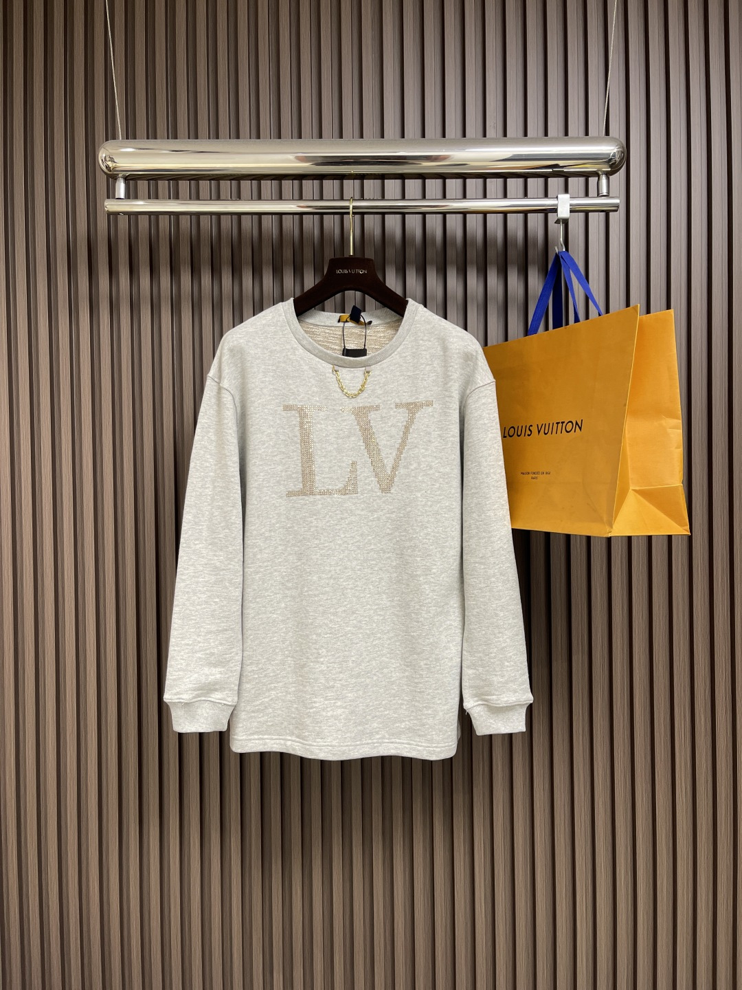 NO:498177,LV 2025Ss autumn and winter new Rhine stone ironing round-neck sweatshirt, the fabric is made of 380 grams of mixed wool ring fabric, the original fabric is fixed dyed and fixed woven on the bottom, and the multi-color blended textile is made from 500 kg. It is a time-consuming model that takes 26 days to charter. The thread is matched with 2*2 double yarns in the same cylinder thread.  The chest ironing diamond is made of custom original dish stone, and the drawings are 1:1 to restore the size. High temperature 160-degree ironing. The collar is made of electroplated bright gold collar, which is combined with composite. Custom hardware, threads, auxiliary materials, matching, and the same style for men and women. Size S-XL,,louis vuitton, hoodie, sweatshirts, alexander wang19860909LV 2025Ss秋冬新款莱茵石烫钻圆领卫衣,面料采用380克混纱毛圈面料,面料原版定染定织底部多纱色混纺织出.500公斤起定,包机26天超费时的一款.螺纹搭配2*2双纱同缸螺纹．胸前烫钻采用定制原版菜茵石,画图1:1还原尺码大小.高温160度压烫.领口采用电镀亮金领标,搭配复合.定制五金 螺纹 辅料 对版对位 男女同款.尺码S-XL,,louis vuitton,hoodie,sweatshirts,alexander wang,Men's clothing