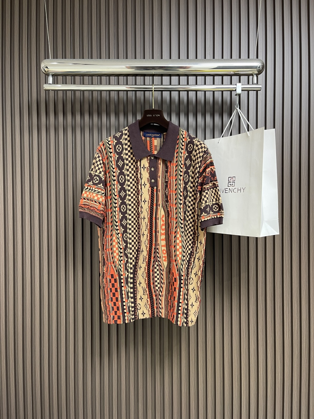 NO:498181,LV 2025SS early autumn new short-sleeved POLO, this coffee-colored short-sleeved polo shirt pays tribute to the street style of the early 21st century with exquisite jacquard patterns. As a highlight of the collaboration between Pharrell and Nigo 2025 autumn and winter series, it combines a series of brand iconic elements and incorporates rich texture knitted fabrics. Paired with classic items, it will surely enhance the charm of any shape. Size S-XL, louis vuitton, T-shirt, alexander wang19860909LV 2025SS早秋新款短袖POLO,这款咖啡色短袖polo衫以精致的提花图案致敬21世纪初的街头风格.作为Pharrell 和Nigo 2025秋冬系列合作款的亮点单品,它融合了一系列品牌标志性元素,并融入了质感丰富的针织面料中.搭配经典单品,定能提升任何造型的魅力.尺码S-XL,,louis vuitton,T-shirt,alexander wang,Men's clothing