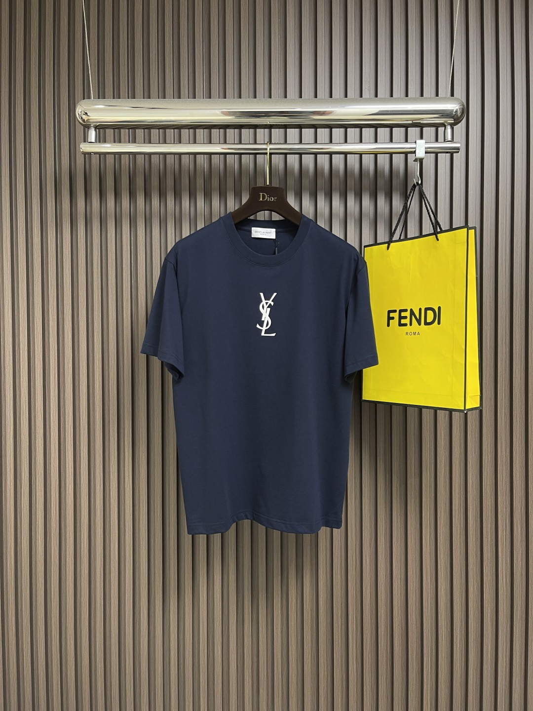 NO:498170,YSL autumn new jersey cotton round neck short-sleeved T-shirt, men and women's same three-dimensional large letter logo printed casual short-sleeved T-shirt!  The new basic short Tee dedication shows a very high level in terms of fabric, pattern decoration and style!  The short Tee uses customized jersey cotton fabric for customer supply, and the texture is as smooth as if carefully combed by an invisible pair of hands, without a trace of mess!  Touch it gently with your hands and you can feel its crisp and stylishness. It is not as soft as some ordinary T-shirt fabrics, but has the right texture. When you wear it on your body, you can instantly enhance your overall temperament and make you look energetic!  The front contrasting color large letter logo pattern decoration, the designer cleverly used the design concept of contrasting color, forming a strong visual impact!  It is carefully crafted using high-end slurry printing technology, allowing the font to present a unique three-dimensional effect!  The casual and loose style design is not just for the pursuit of comfort, it is also a trend in the fashion industry!  Size XS-L, saint laurent, T-shirt,tees, t-shirt,alexander wang19860909YSL 秋季新款平纹针织棉布圆领短袖T恤,男女同款立体拉浆大字母标识印花休闲短袖T恤衫！全新基础短Tee奉献,无论是从面料、图案装饰还是版型上,都展现出了极高的水准！该短Tee采用客供定制平纹针织棉布,织纹平稳得如同被一双无形的手细心梳理过一般,没有一丝杂乱！用手轻轻触摸,能感受到它的挺括有型,不像一些普通的T 恤面料那样软塌塌的,而是有着恰到好处的质感,穿在身上,瞬间就能提升整体的气质,让你看起来精神抖擞！前幅撞色大字母Logo图案装饰,设计师巧妙地运用了撞色的设计理念,形成了一种强烈的视觉冲击！采用高端拉浆印花工艺精心打造而成,让字体呈现出了独有的立体效果！休闲宽松版型设计,可不只是为了追求舒适感,它更是时尚界的一种潮流趋势！尺码XS-L,,saint laurent,T-shirt,tees，t-shirt,alexander wang,Men's clothing