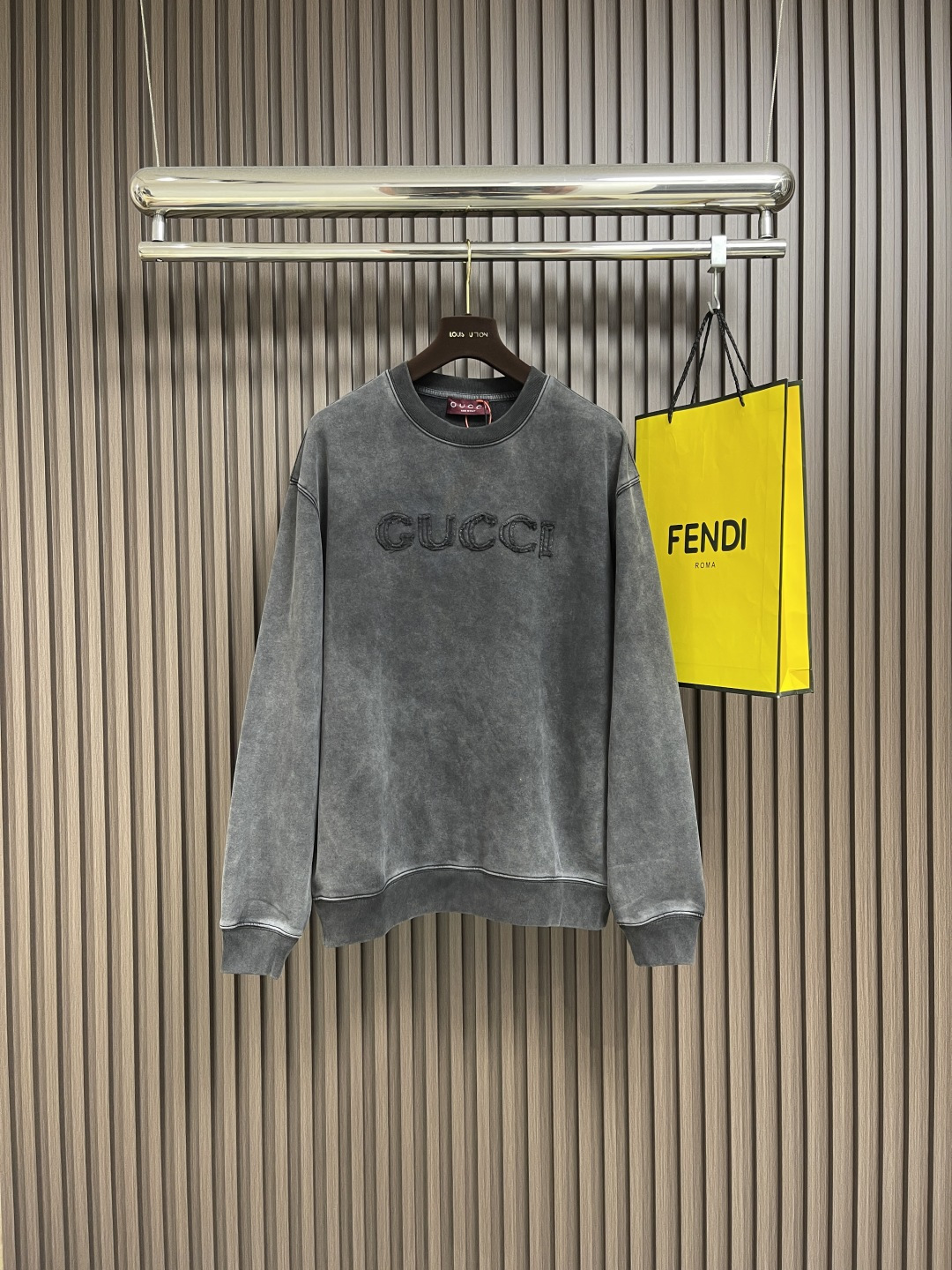 NO:498189,Gucci patch embroidery logo sweatshirts, custom-made luxury double-woven cotton brocade fabric, washed with old craftsmanship, carefully carved ink shadows darkened. The iconic Gucci logo is vividly displayed on the sweatshirts in the form of three-dimensional patch embroidery, injecting soul into the overall shape. The imported machine patch embroidery technology is used, and the advanced computer control system and precise mechanical parts are used to realize the Gucci patch embroidery operation, presenting an embroidery effect with both clarity and three-dimensionality. Washing water is retro and old, and through special solutions, stains are removed and slightly faded, fading is faded through strong washing, making its color more uniform, complex workmanship and high loss. Size S-XL, gucci, hoodie, sweatshirts, alexander wang19860909Gucci 贴布绣标识卫衣,定制奢雅双织棉锦绒面料,经洗水做旧日工艺,精心雕琢后的墨影沉黑,标志性Gucci标识以立体贴布绣的形式跃然于卫衣之上,为整体造型注入了灵魂.采用进口机贴布绣工艺,使用先进的计算机控制系统和精密的机械部件,实现Gucci贴布刺绣作业,呈现出清晰度和立体感兼具的刺绣效果.洗水复古做旧,通过特制溶液,去除污渍且轻微的褪色,通过强烈的洗涤方式来褪色,使其颜色更为均匀 做工复杂 损耗高.尺码S-XL,,gucci,hoodie,sweatshirts,alexander wang,Men's clothing