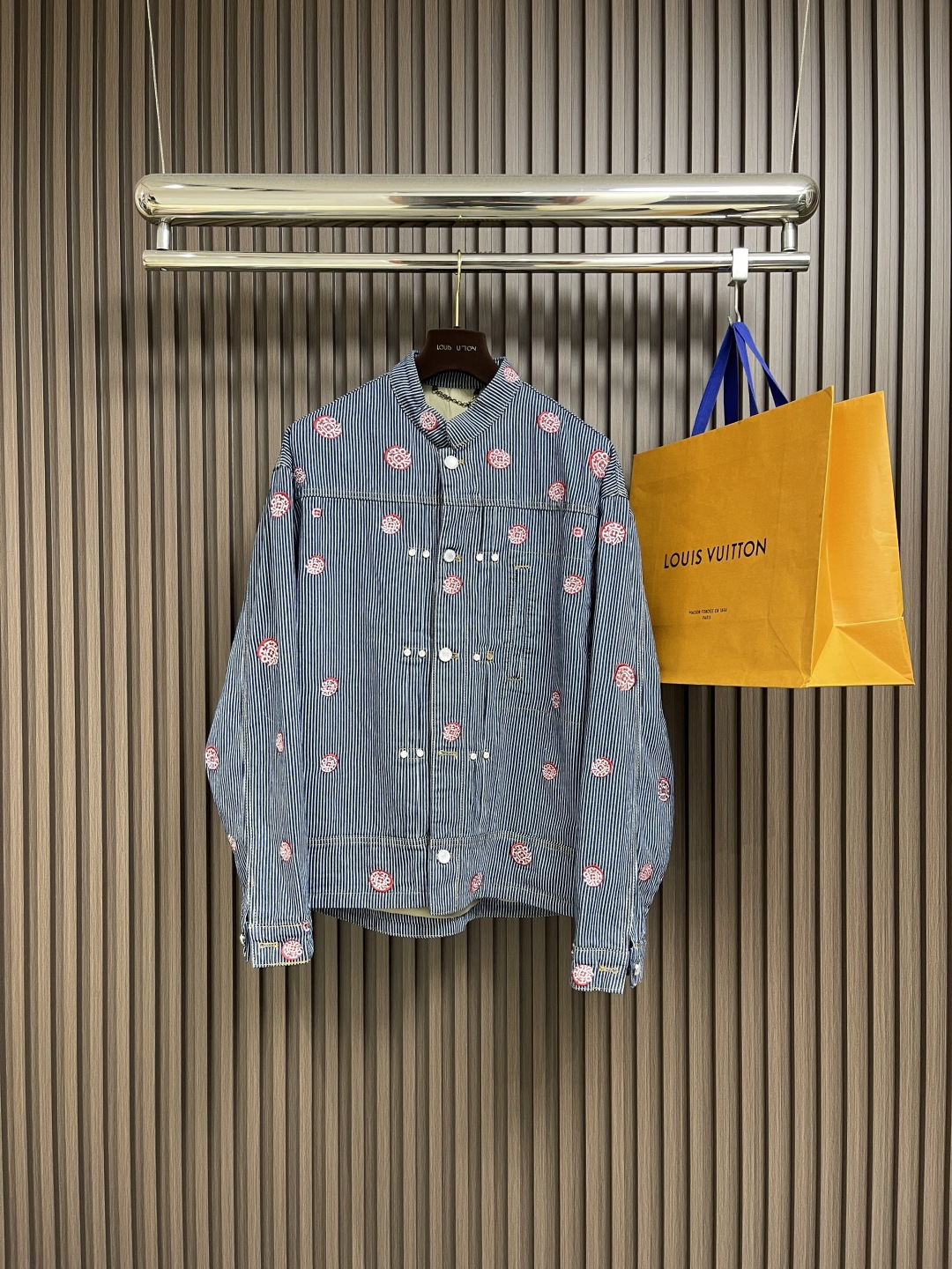 NO:498158,Tops, trousers, LV ss new American striped denim jacket jeans suit, from the autumn and winter collaboration series presented by Pharrell Williams and Nigo, injecting Nigo's Japanese elements into the tooling silhouette. Rhines cherry blossom embroidery shines brightly, and Marque L.Vuitton Deposee embroidery in the lower left pocket highlights the Dandy style. Size S-XL,,louis vuitton, jeans, jackets & coats,alexander wang19860909上衣 长裤 LV ss新款美式条纹牛仔夹克牛仔裤套装,出自 Pharrell Williams与Nigo 携手呈献的秋冬合作系列,为工装廓形注入 Nigo 的日式元素.莱茵石樱花刺绣绽放熠熠光彩,左下方口袋的 Marque L.Vuitton Deposee 刺绣彰显丹迪风尚.尺码S-XL,,louis vuitton,jeans,jackets & coats,alexander wang,Men's clothing