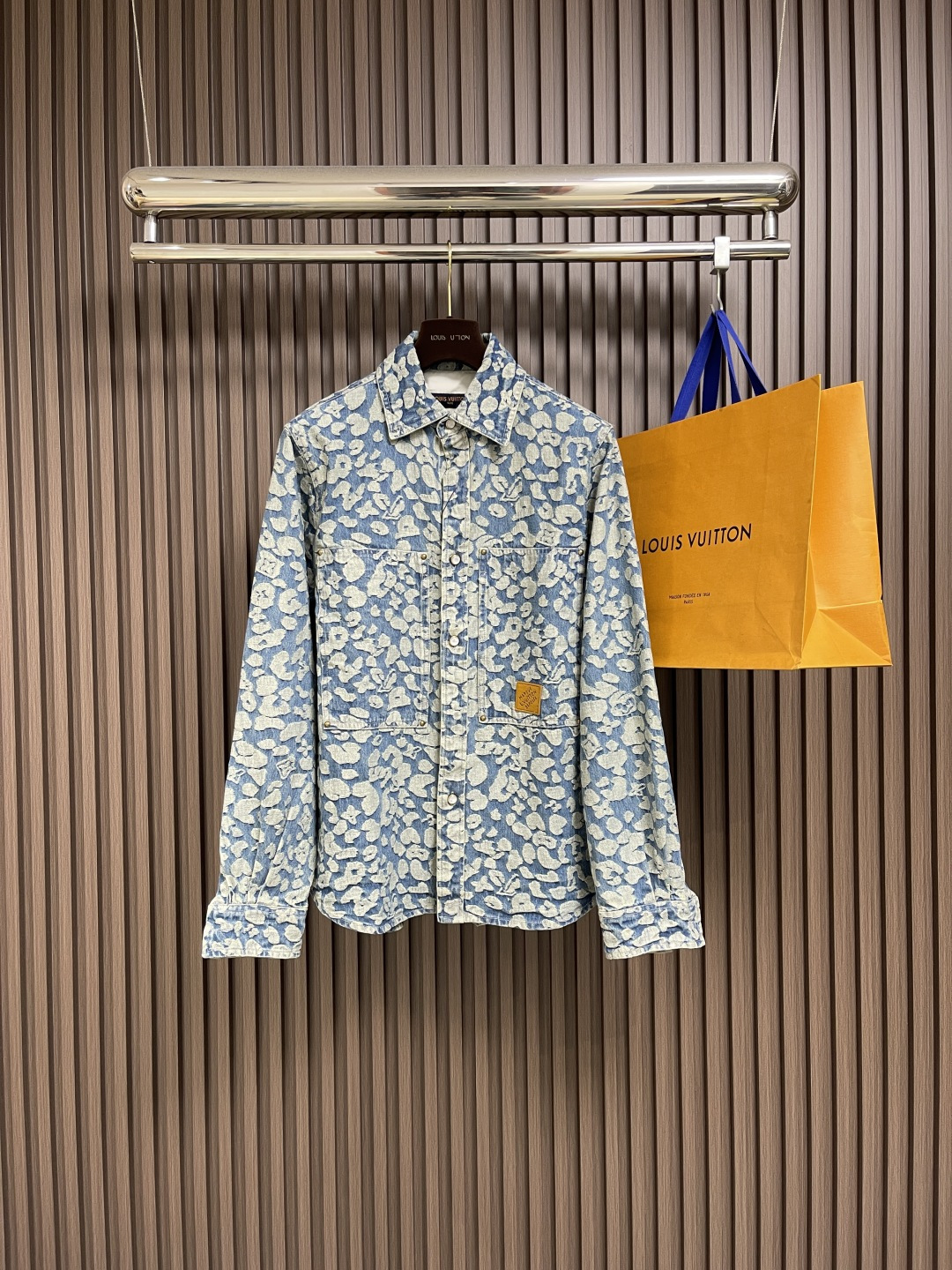 NO:495761,Tops, Jeans, LV SS, new washing polka dots, presbyterian full-print workwear denim jackets, jeans suits, from the autumn and winter series created by Pharrell Williams and Nigo, interpreting modern leopard prints with a street style. The classic camouflage jacquard designed by Nigo is integrated into the Monogram logo, the loose silhouette and splicing structure can inject a modern atmosphere into the casual look. Size S-XL,,louis vuitton, jeans, jackets & coats,alexander wang19860909上衣 牛仔裤 LV SS新款水洗波点老花满印工装牛仔夹克牛仔裤套装,出自 Pharrell Williams与Nigo合作打造的秋冬系列,以街头风范演绎摩登豹纹.Nigo 设计的经典迷彩提花融入 Monogram标识,宽松廓形与拼接结构可为休闲造型注入摩登气息.尺码S-XL,,louis vuitton,jeans,jackets & coats,alexander wang,Men's clothing