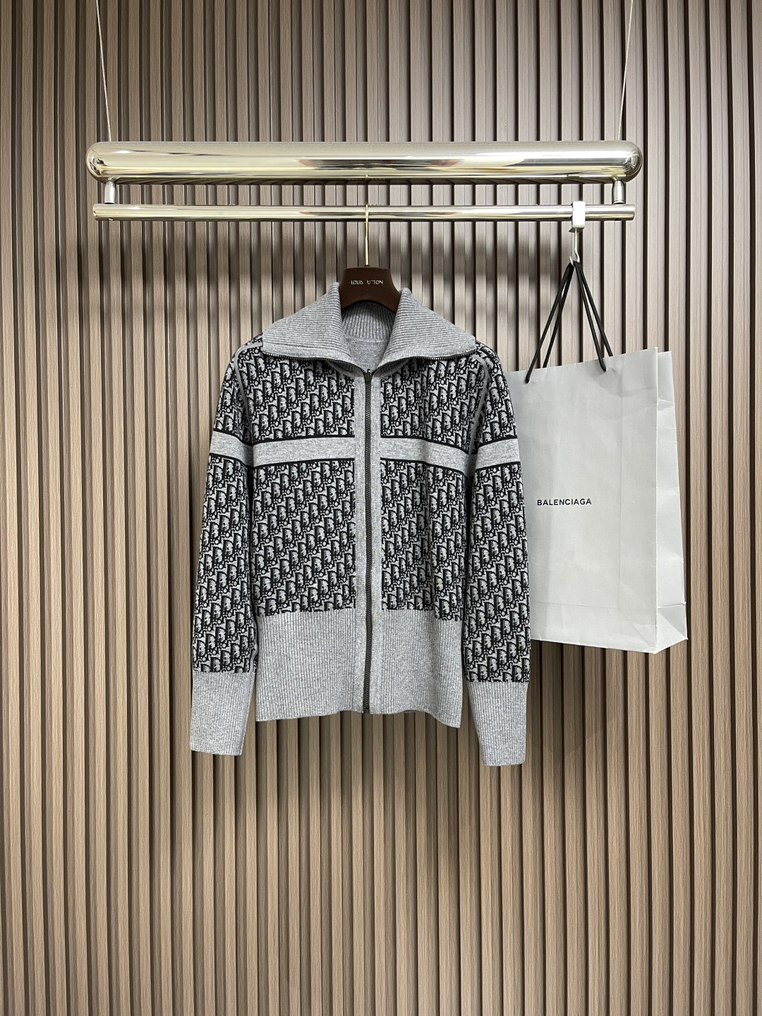 NO:498146,DIOR  Jacquard knitted cashmere double-sided zipper hooded knitted sweater, the new Oblique jacquard knitted cashmere sweater is made of double-sided wearable design, and is made of high-quality cashmere materials. The fabric is made of top-grade cashmere yarn, and is processed through fine knitting technology to present a soft and comfortable touch and excellent warmth performance. The iconic Oblique presbyopia jacquard pattern is perfectly presented through precision knitting technology, and can be worn on both sides, showing the charm of different styles. The hooded design is simple and elegant  , suitable for a variety of matching occasions. The exquisite knitting process ensures that the clothes are not easily deformed and remain long-lasting and clever. The design concept of double-sided wear reflects the perfect balance of practicality and fashion in DIOR. Each sweater has undergone strict quality inspection to ensure that the quality meets the brand's consistent high standards. This knitted item that combines warmth and fashion is a exquisite choice for autumn and winter wardrobe. Size S-XL, dior, sweaters, hats, alexander  wang19860909DIOR 提花针织羊绒双面拉链连帽针织毛衣,秋冬新款Oblique提花针织羊绒毛衣采用双面可穿设计,精选优质羊绒材质打造.面料选用顶级羊绒纱线,经过精细编织工艺处理,呈现出柔软舒适的触感与卓越的保暖性能.标志性的Oblique老花提花图案通过精密针织工艺完美呈现,正反两面均可穿着,展现不同风格魅力.连帽设计简洁大方,适合多种搭配场合.精湛的针织工艺确保衣物不易变形,保持持久挺括.双面穿着的设计理念体现了DIOR对实用性与时尚感的完美平衡.每件毛衣都经过严格质检,确保品质达到品牌一贯的高标准.这款兼具保暖性与时尚感的针织单品,是秋冬衣橱的精致之选.尺码S-XL,,dior,sweaters,hats,alexander wang,Men's clothing