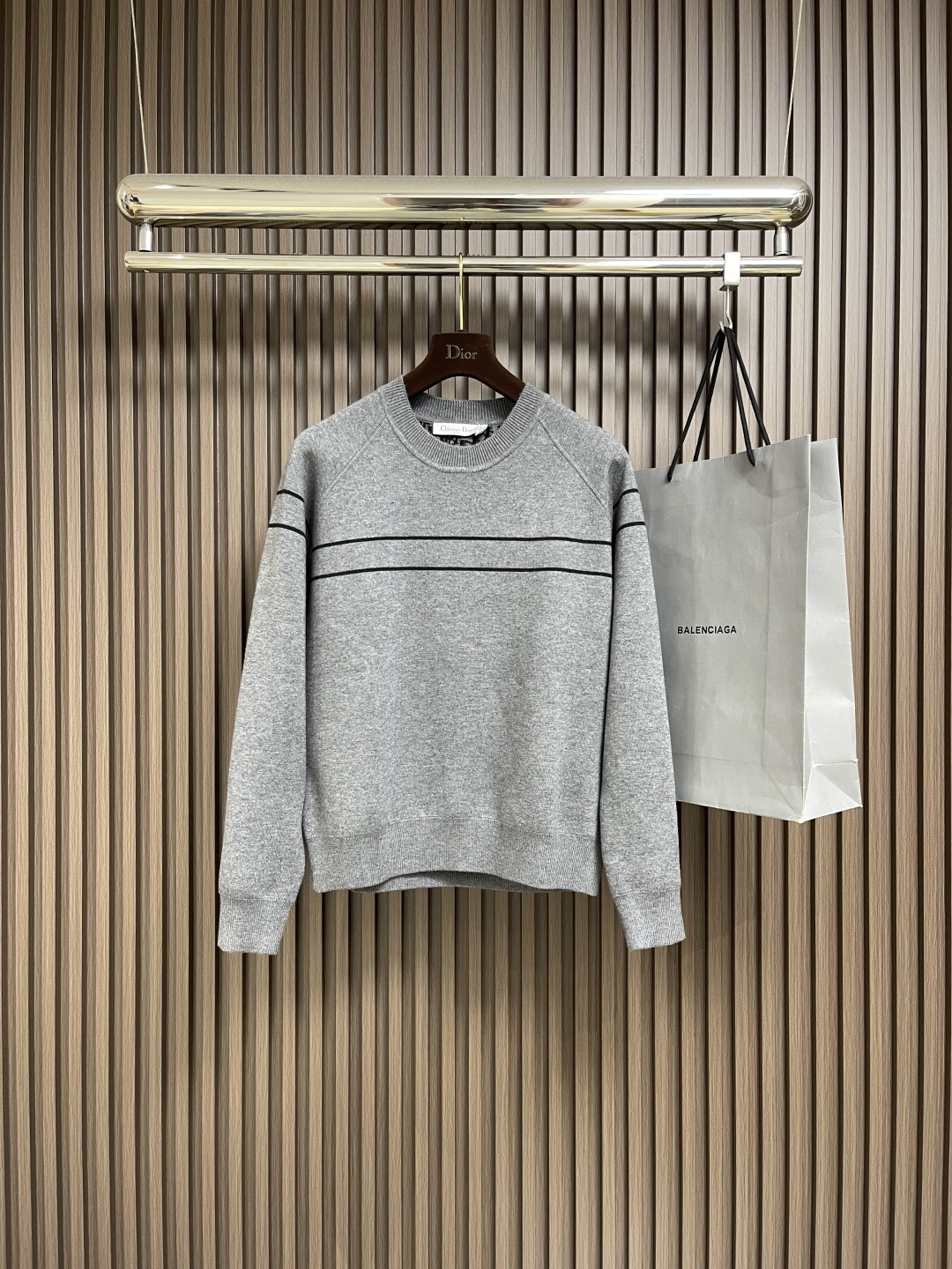 NO:498113,DIOR  Jacquard knitted cashmere double-sided round-neck knitted sweater, the new Oblique jacquard knitted cashmere sweater is made of double-sided wearable design, and is made of high-quality cashmere materials. The fabric is made of top-grade cashmere yarn, and is processed through fine knitting technology to present a soft and comfortable touch and excellent warmth performance. The iconic Oblique presbyopia jacquard pattern is perfectly presented through precision knitting technology, and can be worn on both sides, showing the charm of different styles. The round neck design is simple and large  Square, suitable for a variety of matching occasions. The exquisite knitting process ensures that the clothes are not easily deformed and remain long-lasting and crisp. The design concept of double-sided wear reflects the perfect balance of practicality and fashion in DIOR. Each sweater has undergone strict quality inspection to ensure that the quality meets the brand's consistent high standards. This knitted item that combines warmth and fashion is a exquisite choice for autumn and winter wardrobe. Size S-XL, dior, sweaters, alexander  wang19860909DIOR 提花针织羊绒双面圆领针织毛衣,秋冬新款Oblique提花针织羊绒毛衣采用双面可穿设计,精选优质羊绒材质打造.面料选用顶级羊绒纱线,经过精细编织工艺处理,呈现出柔软舒适的触感与卓越的保暖性能.标志性的Oblique老花提花图案通过精密针织工艺完美呈现,正反两面均可穿着,展现不同风格魅力.圆领设计简洁大方,适合多种搭配场合.精湛的针织工艺确保衣物不易变形,保持持久挺括.双面穿着的设计理念体现了DIOR对实用性与时尚感的完美平衡.每件毛衣都经过严格质检,确保品质达到品牌一贯的高标准.这款兼具保暖性与时尚感的针织单品,是秋冬衣橱的精致之选.尺码S-XL,,dior,sweaters,alexander wang,Men's clothing