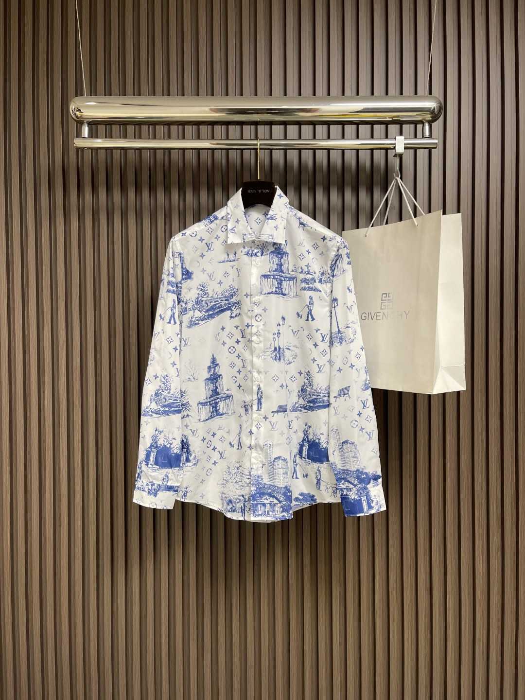 NO:522649,LV 2025ss autumn and winter new long-sleeved shirt, classic collar printed pattern long-sleeved silk thread shirt!  Natural raw materials for flower printing and dyeing process!  Original disassembly and plate printing pattern!  Complex and changeable technical process!  This elegant beige tone graphic long-sleeved silk-lined shirt is embellished with Monogram City Walk prints. It provides a fun twist to the traditional French toilet de Jouy design, the theme interspersed with Monogram signatures and inspires the exquisite paintings of the city dog ​​walkers in this series. The piece is meticulously crafted with glossy silk twill to bring romantic touches to the complex ensemble!  Size S-XXL S S S Shoulder Width 45cm Bust 102cm Length 73cm M S Shoulder Width 46cm Bust 106cm Length 74cm L S S Shoulder Width 47cm Bust 110cm Length 75cm XL S S Shoulder Width 48cm Bust 114cm Length 76cm XXL S Shoulder Width 49cm Bust 118cm Length 77cm, louis vuitton,shirts,alexander wang19860909LV 2025ss秋冬新款长袖衬衫,经典领印花图案长袖丝麻衬衫！天然原料对花印染工艺！原版拆装对版印花图案！复杂多变的技术流程！这件优雅的米黄色调的图形长袖丝麻衬衫用 Monogram City Walk印花点缀.对传统的法国厕所de Jouy设计提供了一个有趣的转折,主题穿插了Monogram签名和激发了这个系列的城市遛狗者的精致绘画.这件作品用光泽的丝绸斜纹精心制作,为复杂的合奏带来浪漫气息！尺码S-XXL S码肩宽45cm 胸围102cm 衣长73cm M码肩宽46cm 胸围106cm 衣长74cm L码肩宽47cm 胸围110cm 衣长75cm XL码肩宽48cm 胸围114cm 衣长76cm XXL码肩宽49cm 胸围118cm 衣长77cm,,louis vuitton,shirts,alexander wang,Men's clothing