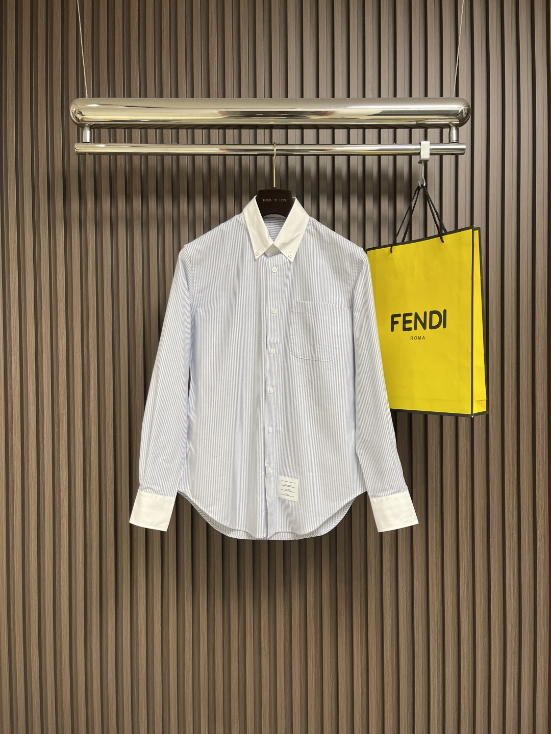 NO:498159,TB 2025s new casual long-sleeved shirt!  Long-sleeved shirts worn for urban daily and business travel. The style is simple and neat, and uses imported cotton fabrics, which highlights quality and comfort. The style is simple and not monotonous, and it has both sporty functionality and does not lack fashionable casualness. The style is simple and three-dimensional, fits the body, and can meet the needs of many scenes such as daily life or urban commuting. It is really good-looking and comfortable to wear. Size S-XXL S S shoulder width 44cm bust 102cm long 72cm M size shoulder width 45cm bust 106cm long 73cm L size shoulder width 46cm bust 110cm long 74cm XL size shoulder width 47cm bust 114cm long 76cm XXL size shoulder width 48cm bust 118cm  Clothes length 76cm,shirts,alexander wang19860909TB 2025s新款休闲长袖衬衫！都市日常与商务出行穿着的长袖衬衫.款型简约利落,采用进口棉质面料,品质与舒适性凸显.款式简约又不显单调,既有运动的功能性,又不缺乏时尚的休闲感,版型简约立体,贴合身型,可满足日常生活或都市通勤等多场景穿着,穿它是真的好看又舒服.尺码S-XXL S码肩宽44cm 胸围102cm 衣长72cm M码肩宽45cm 胸围106cm 衣长73cm L码肩宽46cm 胸围110cm 衣长74cm XL码肩宽47cm 胸围114cm 衣长76cm XXL码肩宽48cm 胸围118cm 衣长76cm,,shirts,alexander wang,Men's clothing