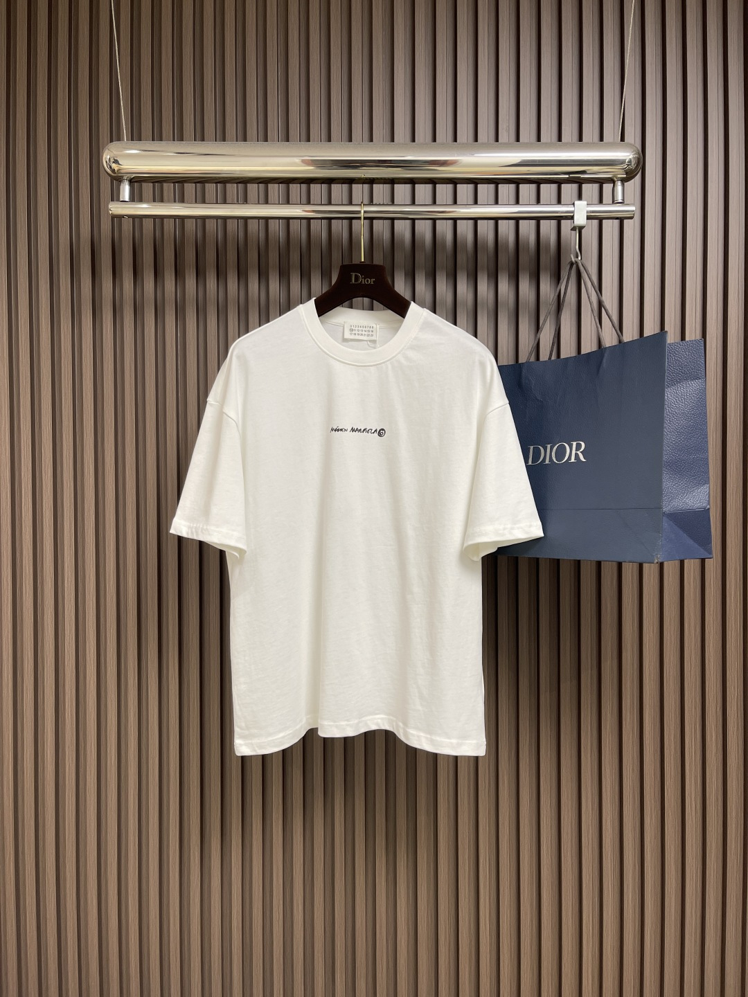 NO:520230,The whole set of maison margiel MM6 2025SS spring and summer new men and women's short-sleeved T-shirt shorts set, customized exclusive wash-water pure cotton fabric, and chest printed logo design!  Simple and generous, calm and versatile, extremely high-end, perfectly integrated with fashion and style, a top fashionable style that perfectly suits the outside wear!  The overall feeling is natural!  The ultimate classic and versatile style, customized original cotton fabric!  The ultimate perfection of heavy industry!  Size M-XXL,,masion margiela,shorts,T-shirt,tees,t-shirt,alexander wang19860909整套 maison margiel MM6 2025SS春夏新款男女同款短袖T恤短裤套装,定制专属洗水纯棉面料,胸前印花logo设计！简约大方,从容百搭,档次极高,完美融入时尚还有风情感一款完美符合外穿的顶尖时髦气质款！整体给人浑然天成的感觉！极致经典的百搭型,定制原版纯棉面料！极致的重工极致的完美！尺码M-XXL,,masion margiela,shorts,T-shirt,tees，t-shirt,alexander wang,Men's clothing