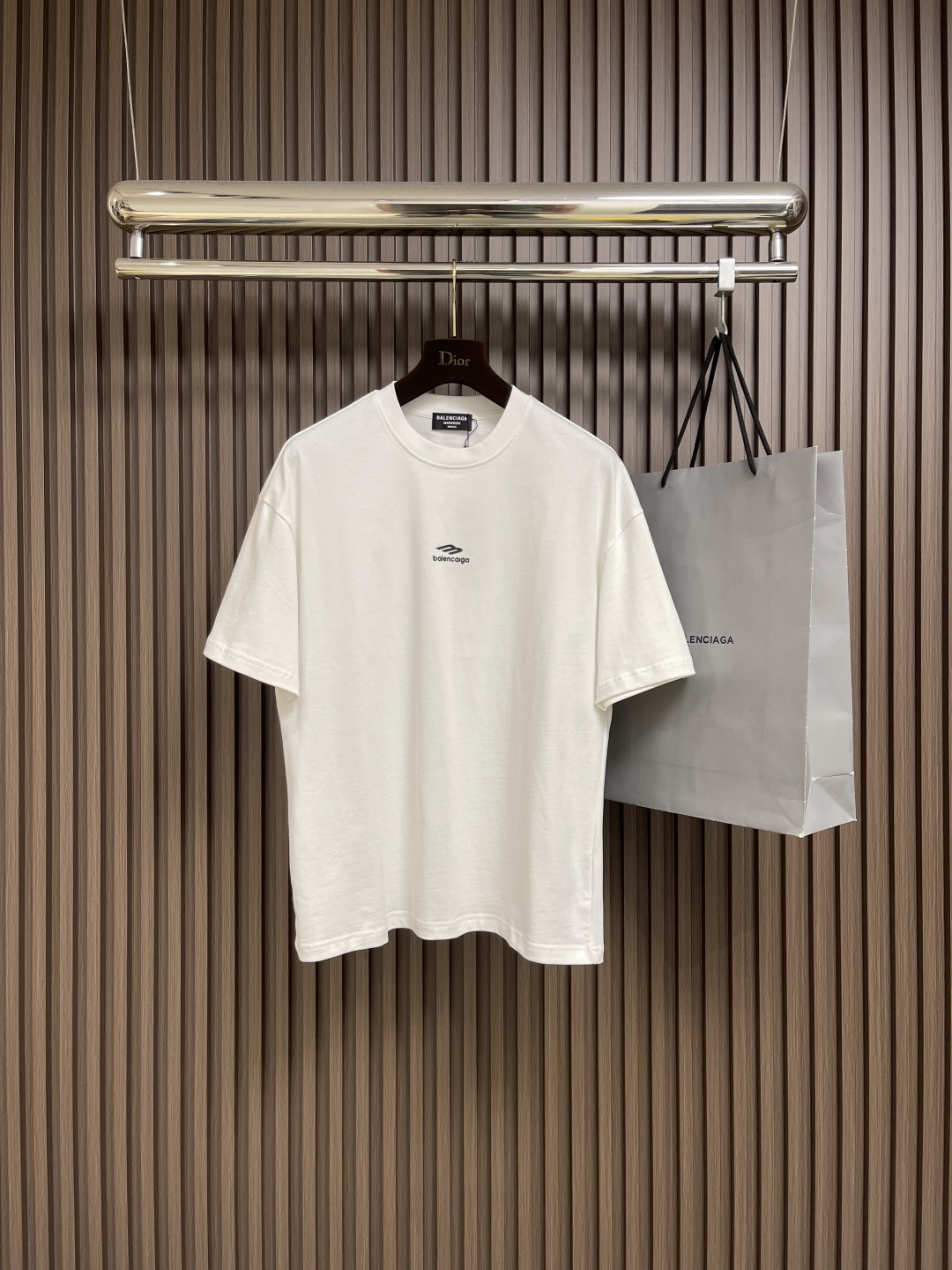 NO:521402,The whole set of BALENCIAGA 2025SS Spring and Summer New Men and Women's Same Short Sleeve T-Shirt Shorts Set!  Letter logo glue pressing process design. Selected cotton fabrics are provided with soft and skin-friendly feel, comfortable and breathable, and you can’t picky about the physical objects. The real thing will definitely make you love it!  Loose, small shoulder-dead round neck cut, genderless couple mixed style, opening up a new fashion charm. Size M-XXL, balenciaga, shorts, T-shirt, tees, t-shirt, alexander wang19860909整套 BALENCIAGA 2025SS春夏新款男女同款短袖T恤短裤套装！字母 logo 压胶工艺设计.精选客供进全棉面料,手感柔软亲肤,着身舒适透气性都无法挑剔,实物绝对会让你爱不释手！宽松小落肩的圆领版型裁剪,无性别主义的情侣混穿款式,打开全新的时装新韵味.尺码M-XXL,,balenciaga,shorts,T-shirt,tees，t-shirt,alexander wang,Men's clothing