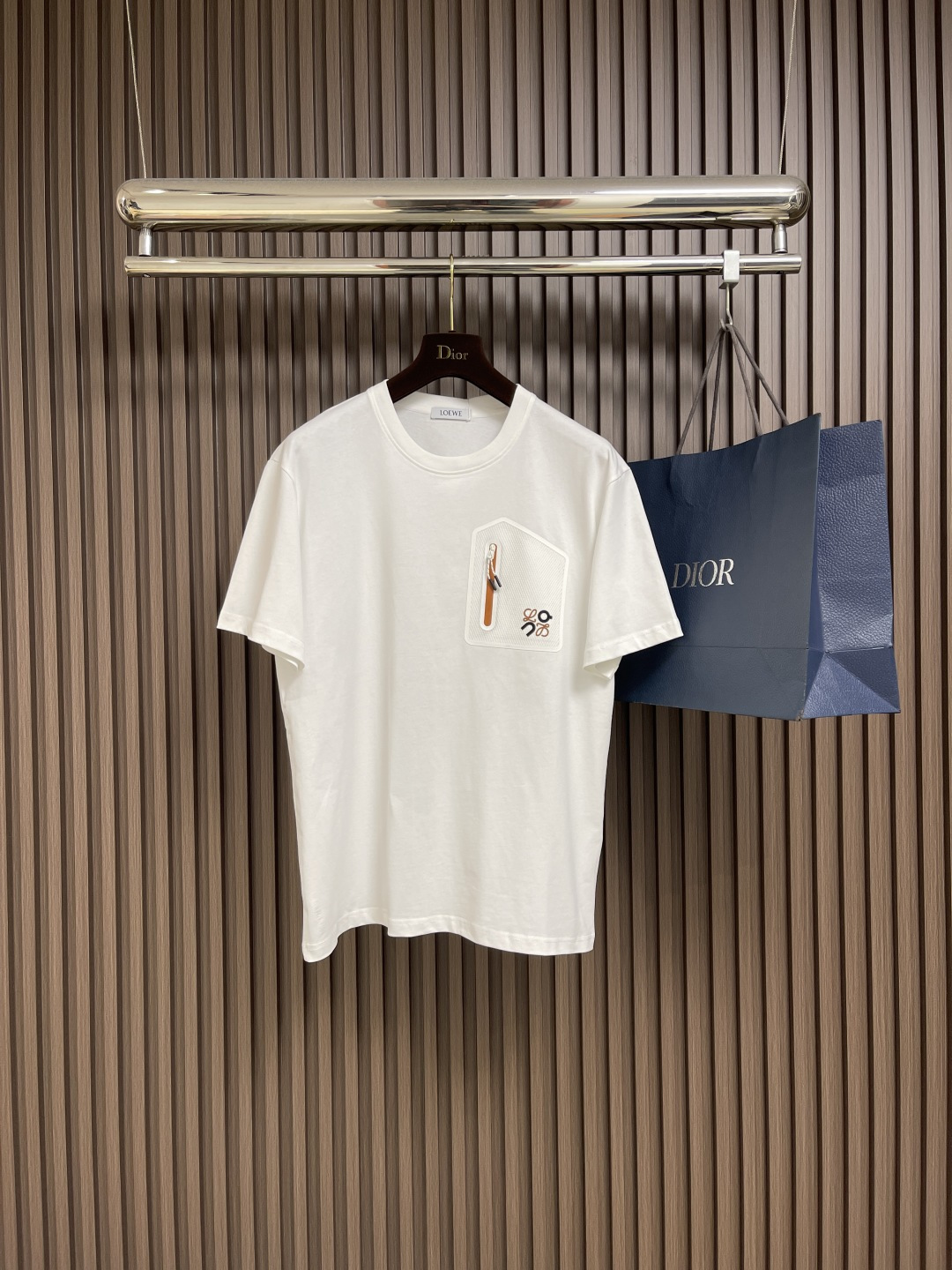 NO:504508,The whole set of LOEWE Anpao joint 2025s new round neck T-shirt shorts set!  Same style for men and women.  It uses 260g pure cotton fabric.  The upper body is very comfortable. The texture is different from ordinary cotton fabrics.  Classic mesh logo design.  Shorts elastic waist comfortable. Size M-3XL, loewe, shorts,tees, t-shirt,alexander wang19860909整套 LOEWE 昂跑联名2025s新款圆领T恤短裤套装！男女同款．采用260g纯棉面料．上身非常的舒服.质感区别于普通棉质面料．经典网状logo设计．短裤松紧腰头舒适.尺码M-3XL,,loewe,shorts,tees，t-shirt,alexander wang,Men's clothing