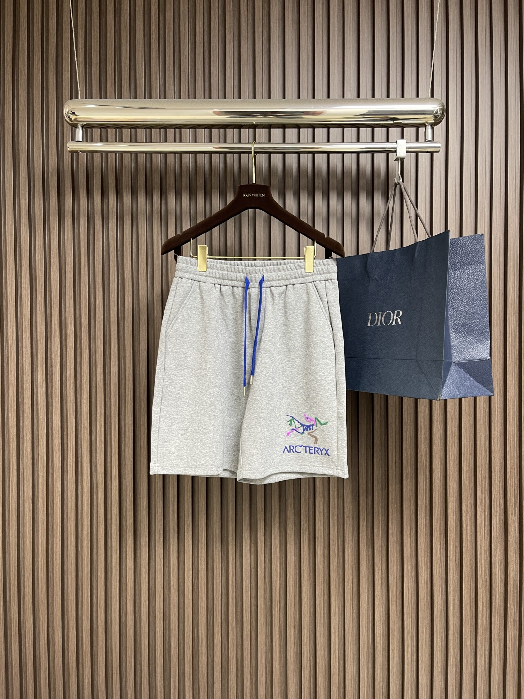 NO:495724,Arcteryx Archaeopteryx Ss Spring and Summer New Men's Shorts, the most casual fashion aesthetic, original pants with casual and versatile upper body, casual and lazy style, high-end custom fabrics, custom craftsmanship, comfortable and comfortable. High-end and atmospheric, can match all T-shirts. Size M-3XL, arc'teryx, shorts,tees, t-shirt, alexander wang19860909Arcteryx 始祖鸟ss春夏季新款男士短裤,最休闲的时尚美学,原版裤型上身休闲百搭、随性慵懒范,高级定制面料,订制工艺 logo工艺,舒适感爆棚.高端大气,可通搭一切T恤.尺码M-3XL,arc'teryx,shorts,tees，t-shirt,alexander wang,Men's clothing