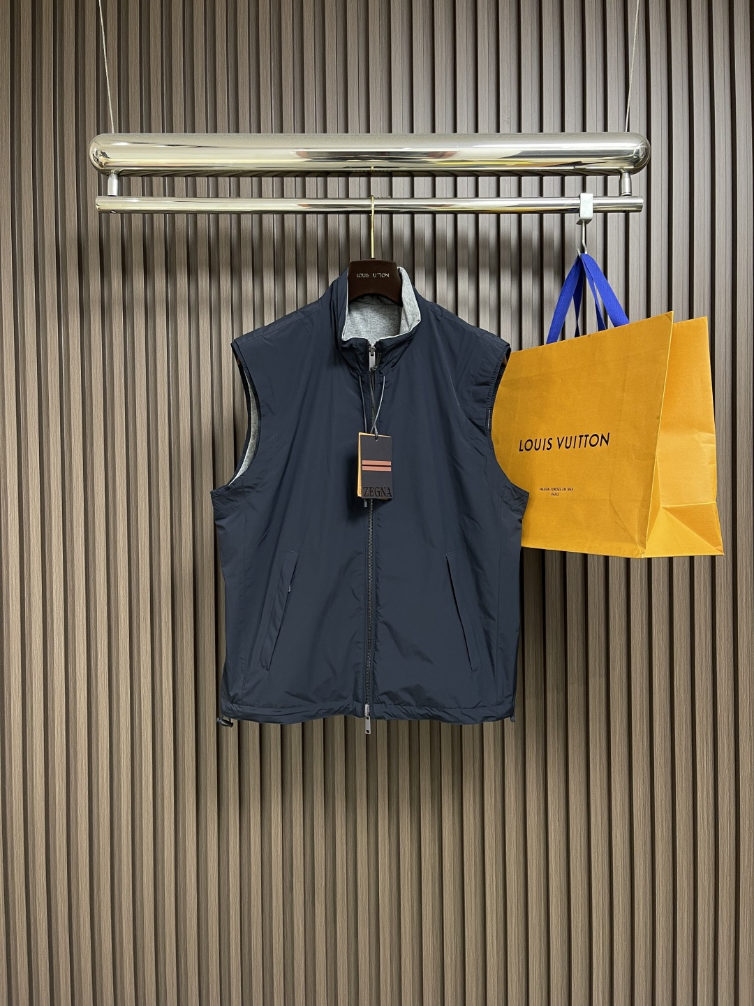 NO:498153,Zegna, a microfiber double-sided Brezza vest, uses a microfiber fabric made of polyester fiber, which is known for its excellent tear resistance and wear resistance. It can quickly restore flatness during wear and maintain the crisp and stylish appearance of the clothes for a long time. At the same time, it is not easy to deform after washing for a long time, ensuring dimensional stability. After waterproofing, it can adapt to various weather wear needs. The other fabric is made of cashmere blended sweat fabric. The cashmere fiber diameter is only 14 microns, and the itchy feeling of pure cashmere is eliminated after blending. The central control structure Locking still air, it has strong warmth. The blessing of a small amount of nylon strengthens the durability of cashmere and extends its service life. The monochrome letter LOGO of the cashmere blended surface controls the coordinated operation of the machine head, needle rod and spool through the high-precision computing system of the computer embroidery machine. The fabric frame moves accurately in horizontal and vertical directions to form a stitch trajectory, adjust the tension of the upper and lower lines to ensure that the stitch is flat and there is no floating line, forming a fine letter pattern with an error of +0.1mm. Size 46-52, alexander wang19860909Zegna,微纤维双面Brezza马甲,选用聚酯纤维打造的微纤维面料,以出色的抗撕裂,耐磨性能著称,穿着过程中能快速恢复平整,长久保持衣物挺括有型的外观.同时久洗不易变形,确保尺寸稳定性.通过防水处理之后,使其适应各种天气穿着需求.另一面面料选用山羊绒混纺汗布面料.羊绒纤维直径仅14微米,混纺后消除纯羊绒的刺痒感,中控结构锁住静止空气,保暖性极强.少量锦纶的加持强化羊绒的耐穿性,延长使用寿命.羊绒混纺面的单色字母LOGO通过电脑绣花机高精度的计算系统控制机头、针杆、线轴的协同作业,布料框架在水平和垂直方向精准移动,形成针迹轨迹,调整上线和下线张力,确保线迹平整无浮线,形成误差在＋0.1mm的精细字母图案.尺码46-52,,alexander wang,Men's clothing