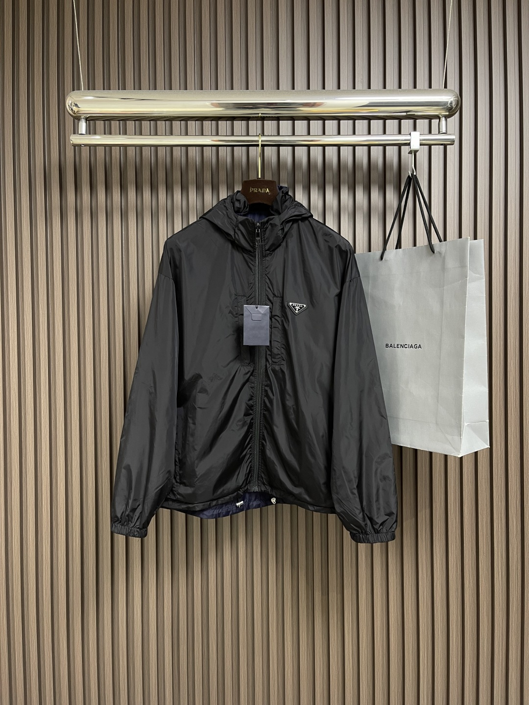 NO:499980,Prada recycled nylon double-sided jacket jacket, uses the brand's signature recycled nylon fabric, which is comparable to traditional nylon, and has high strength, tear resistance, wear resistance and other characteristics. Its texture is light and waterproof, and is suitable for multiple scenarios. Its wrinkle and quick drying are also easy to maintain on a daily basis. It is wrapped with an oblique cut cloth, and the width is controlled at about 0.4CM. The edges of the two layers of fabric are aligned and then folded and sewn, and the seams are hidden in the interlayer. It is then fixed by 'anchoring points'. It forms no burrs on both sides of the inside and outside, and all seams are completely wrapped, while preventing the undesirable experience of sliding relative during wear. Size S-XL,,prada, jackets & coats, jackets & coats, alexander wang19860909Prada 再生尼龙双面穿夹克外套,选用品牌标志性的再生尼龙面料,与传统尼龙性能相当,具备高强度,抗撕裂,耐磨损等特性.其质地轻盈,同时又具备防水功能适合多场景需求.抗皱,快干的特点也易于日常打理维护.用斜裁布包裹份,宽度控制在0.4CM左右.将两层面料缘对齐后折叠缝合,缝线隐藏于夹层.再通过'锚定点'固定.形成内外两面均无毛边,所有缝份完全包裹,同时防止穿着中易相对滑动的不良体验.尺码S-XL,,prada,jackets & coats,jackets & coats,alexander wang,Men's clothing