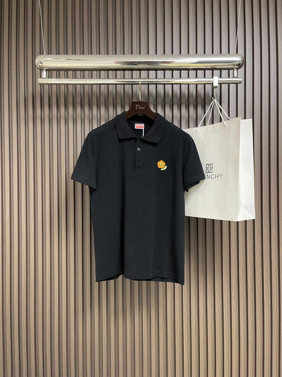 NO:498137,KENZO 2025ss Spring and Summer New Short-sleeved POLO, Begonia Flower Crown Seals are matched with letter logo embroidery technology, with more details, over size large version, using 220g double-strand double-yarn cotton fabric, washed with water, feel more comfortable, the same style as men and women. Size M-3XL, T-shirt, alexander wang19860909KENZO 2025ss春夏新款短袖POLO,海棠花仔章搭配字母标识刺绣工艺,细节到位些,over size大版型,采用220克双股双纱全棉面料,经过洗水处理,手感更加舒适,男女同款.尺码M-3XL,,T-shirt,alexander wang,Men's clothing